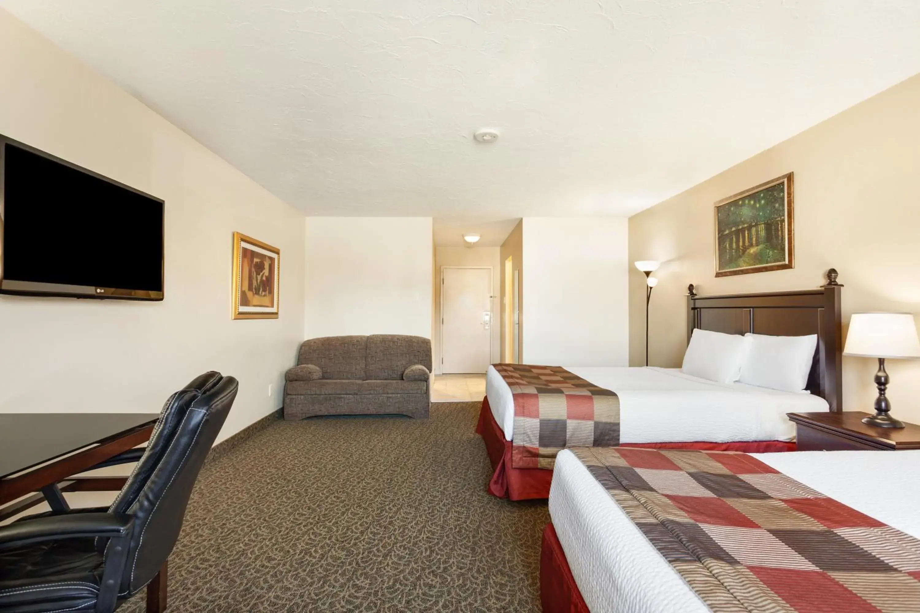 Deluxe Queen Room with Two Queen Beds - Non-Smoking in Days Inn by Wyndham Montreal East Deluxe Queen Room with Two Queen Beds - Non-Smoking in Days Inn by Wyndham Montreal East