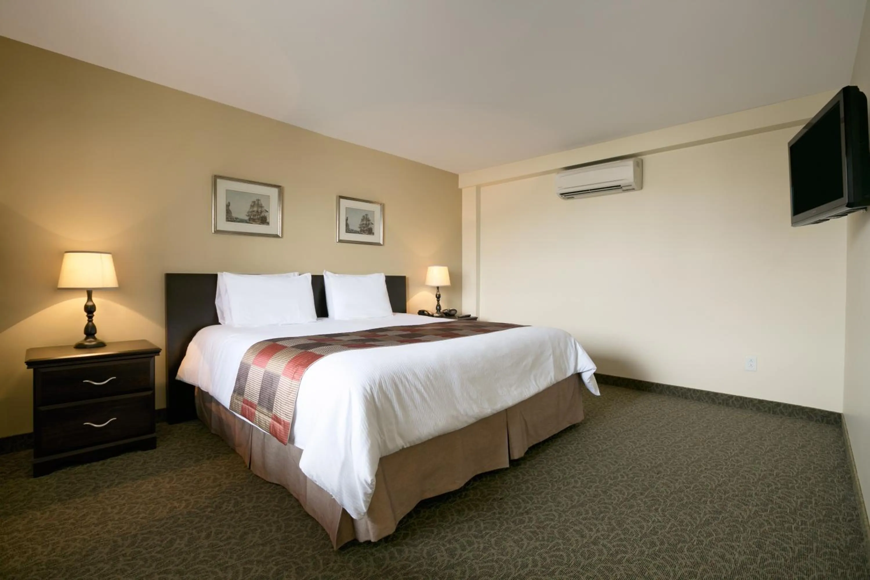 Photo of the whole room, Bed in Days Inn by Wyndham Montreal East