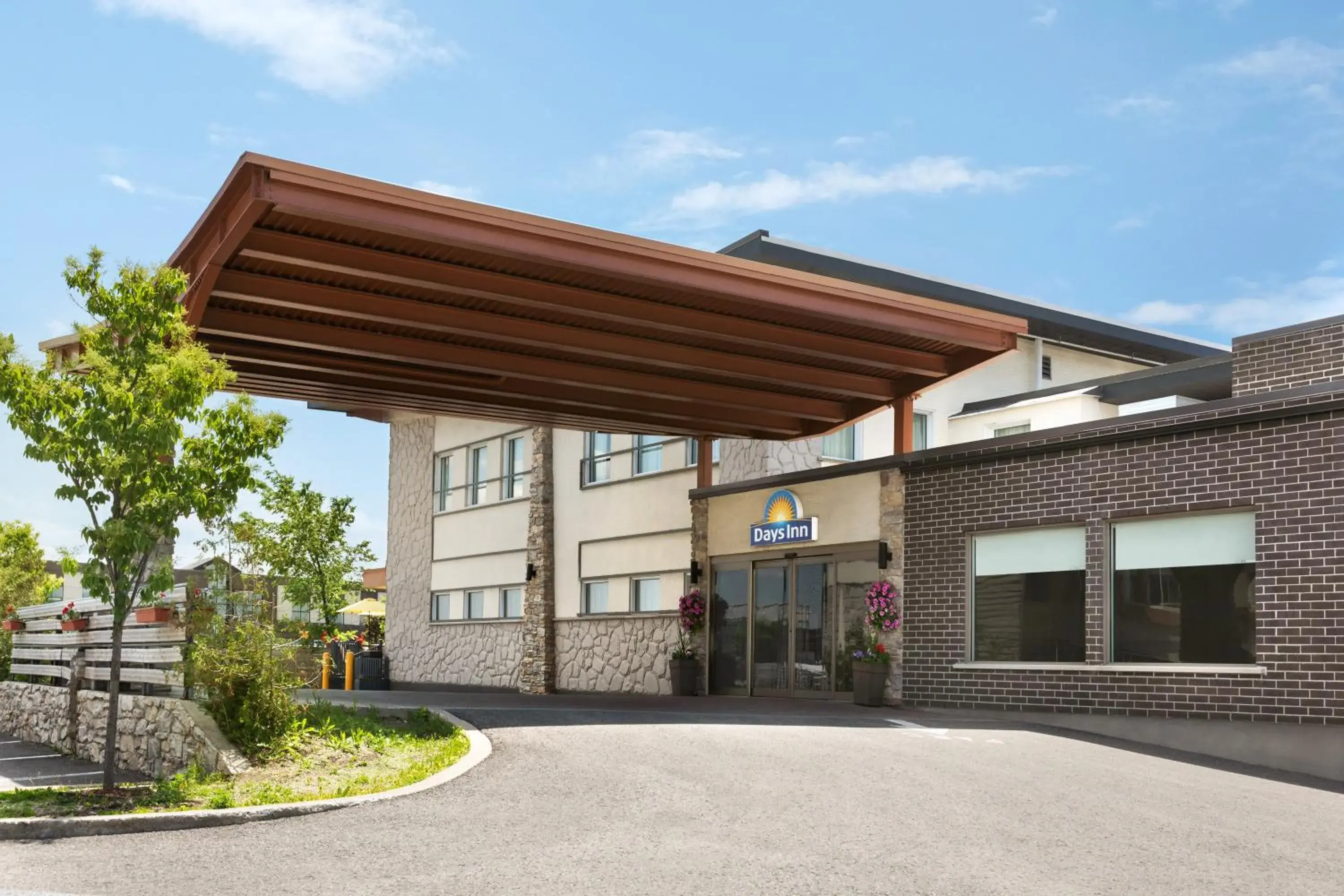 Property building in Days Inn by Wyndham Montreal East Property building in Days Inn by Wyndham Montreal East