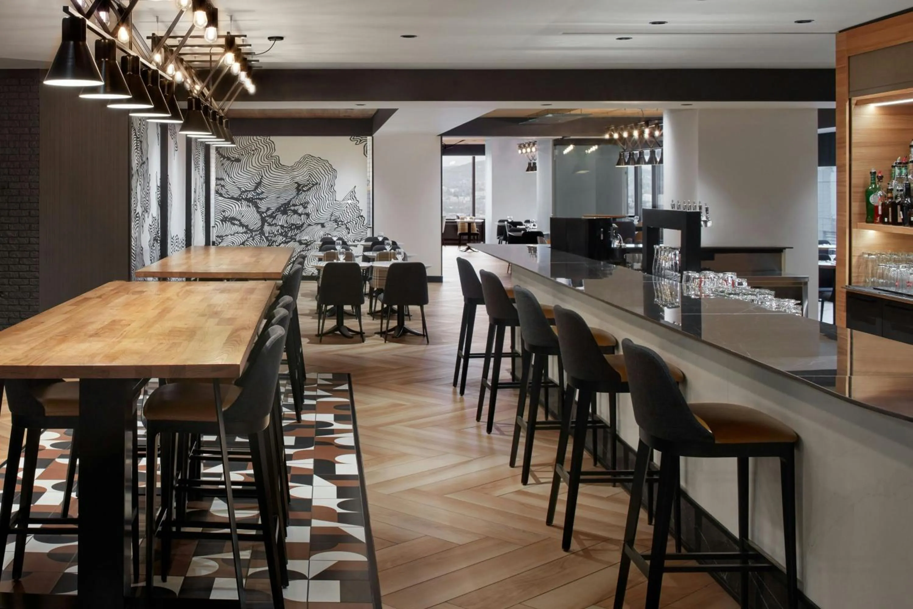 Lounge or bar in Delta Hotels by Marriott Quebec