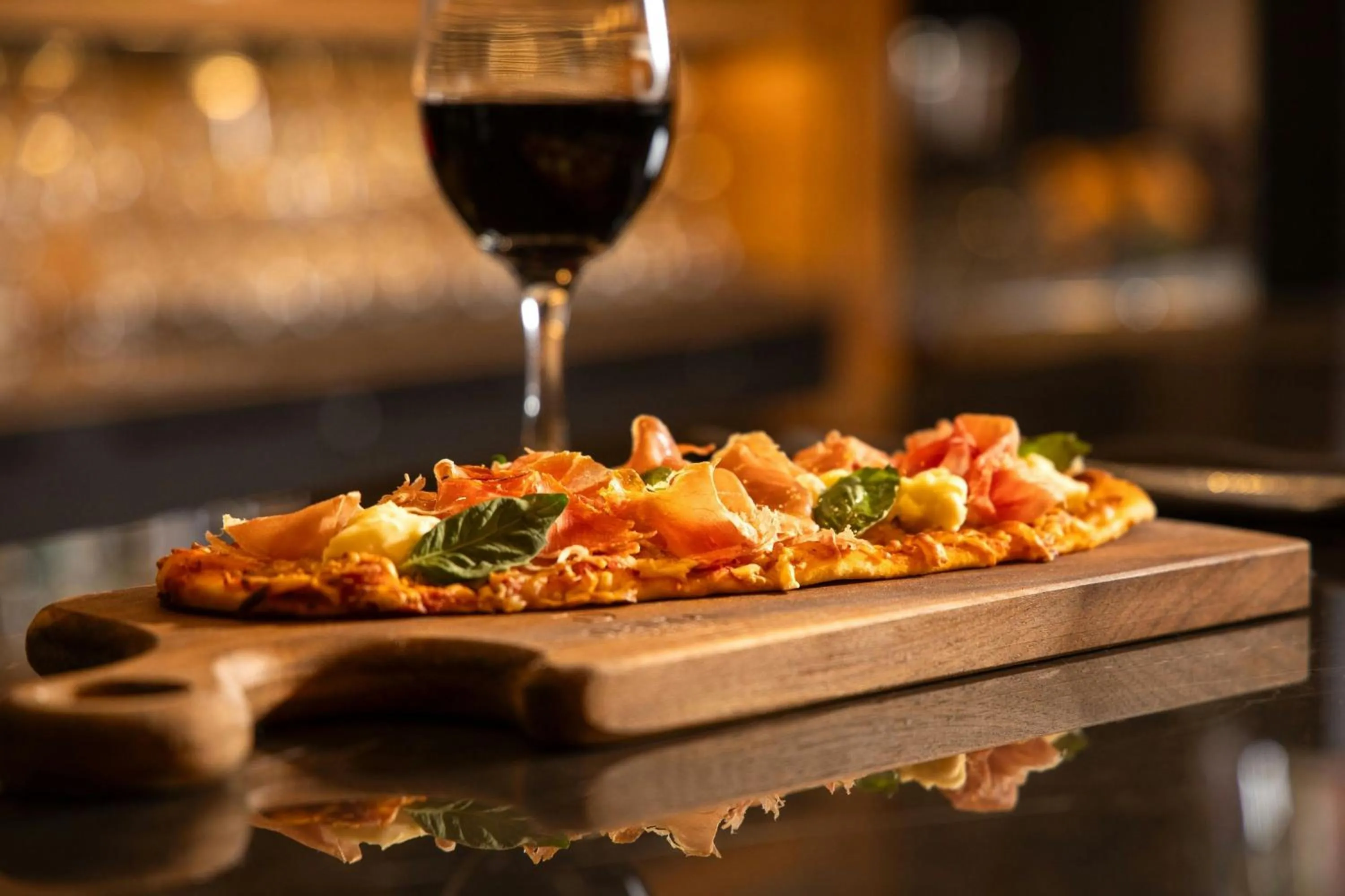 Lounge or bar in Delta Hotels by Marriott Quebec