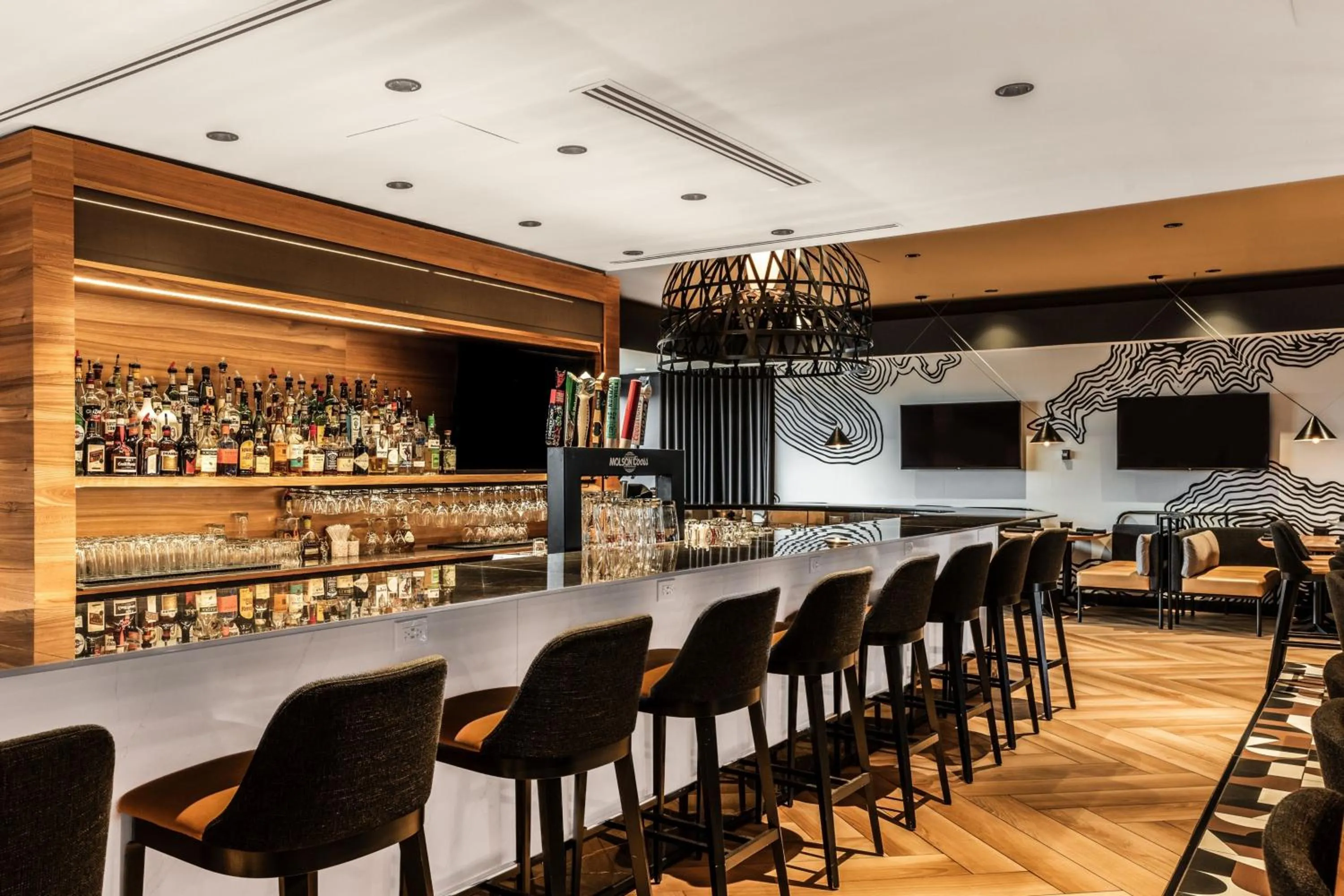 Lounge or bar in Delta Hotels by Marriott Quebec