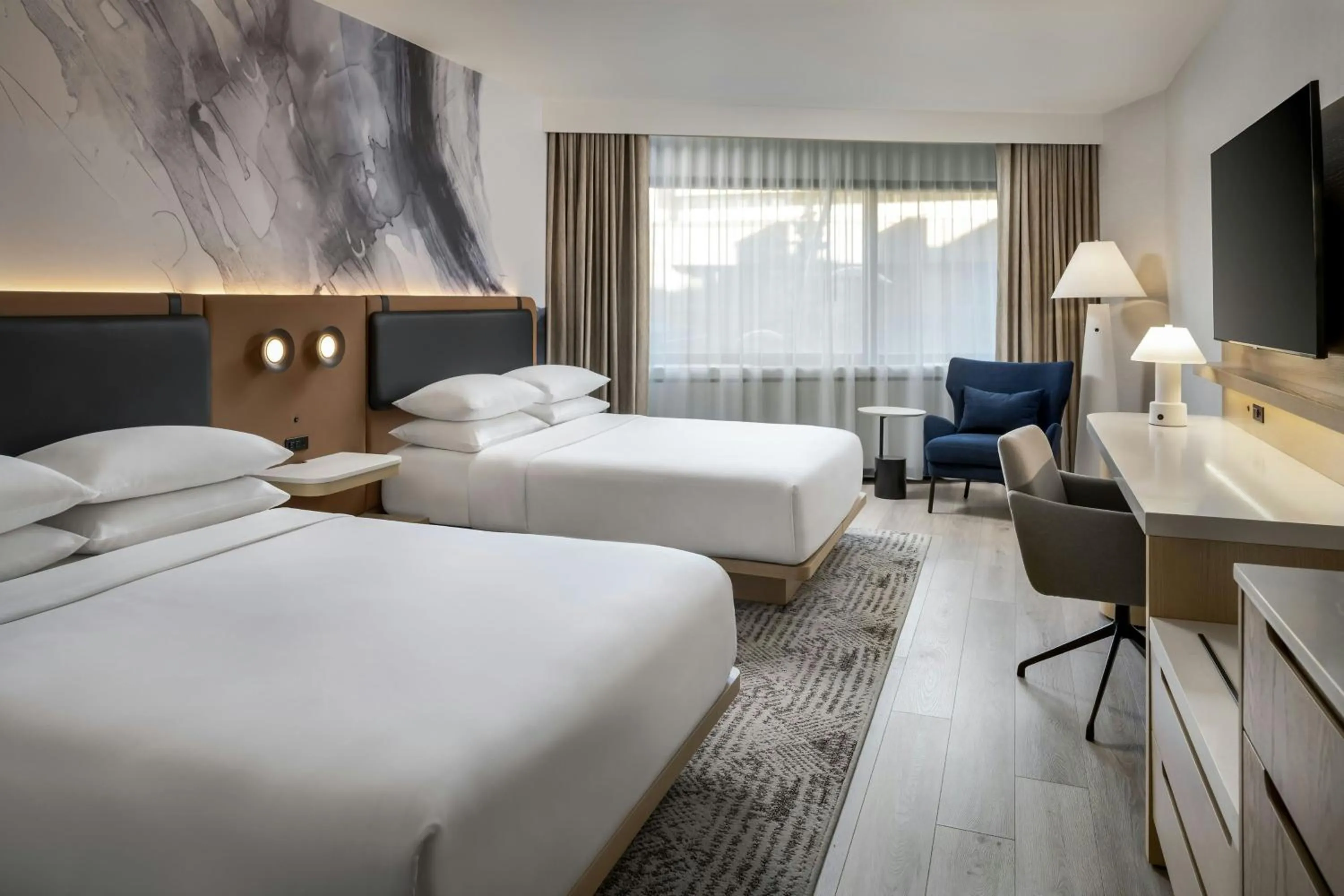 Photo of the whole room, Bed in Delta Hotels by Marriott Quebec