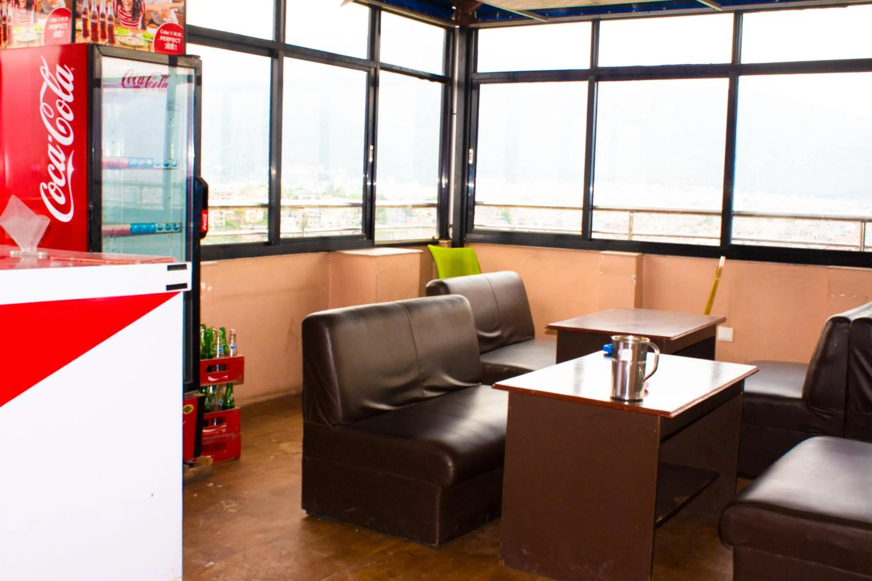 Restaurant/places to eat in Hotel Om