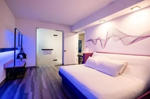 Kitchen or kitchenette, Bed in YOTEL Miami