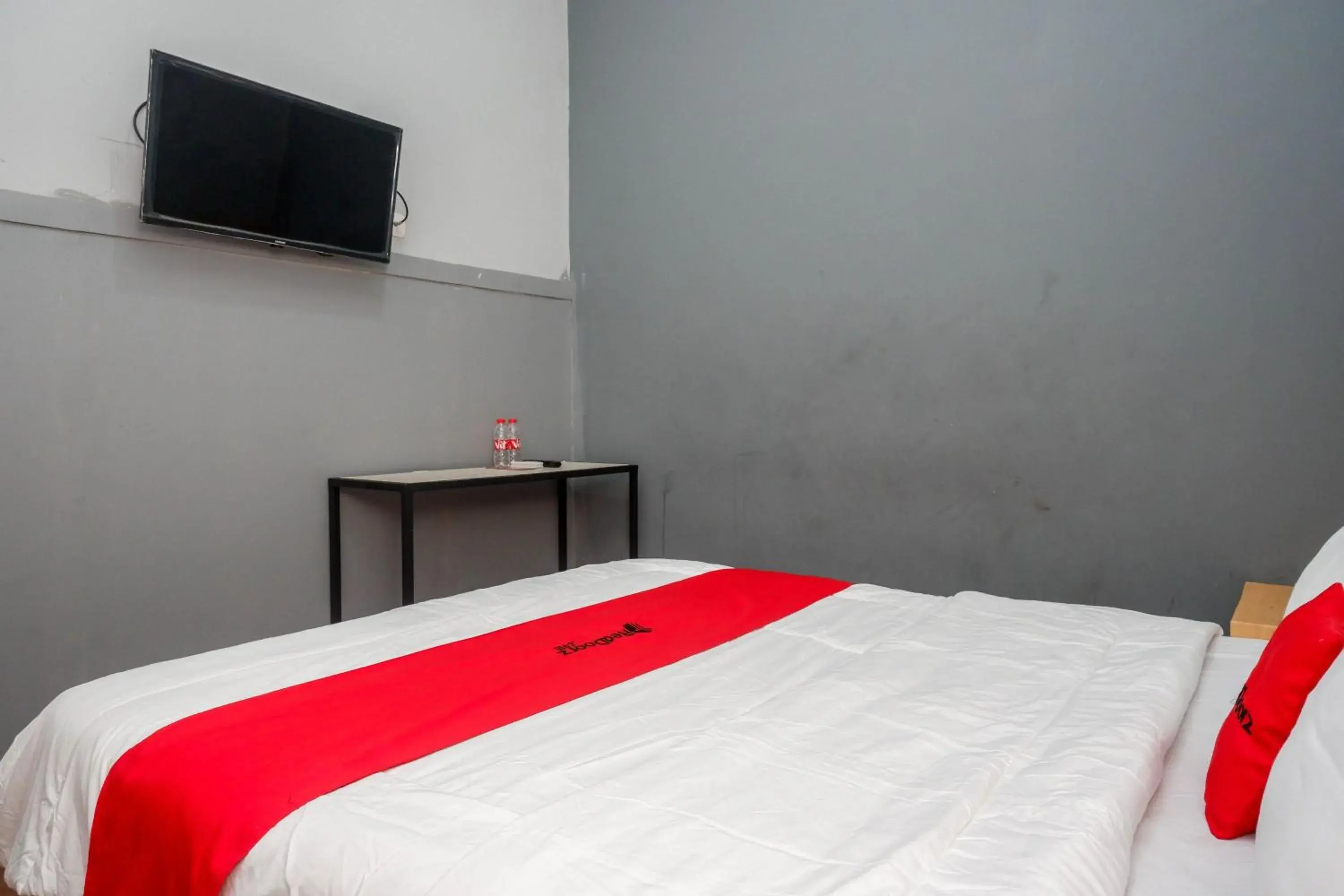 Bedroom, Bed in RedDoorz near Exit Tol Batang Bedroom, Bed in RedDoorz near Exit Tol Batang