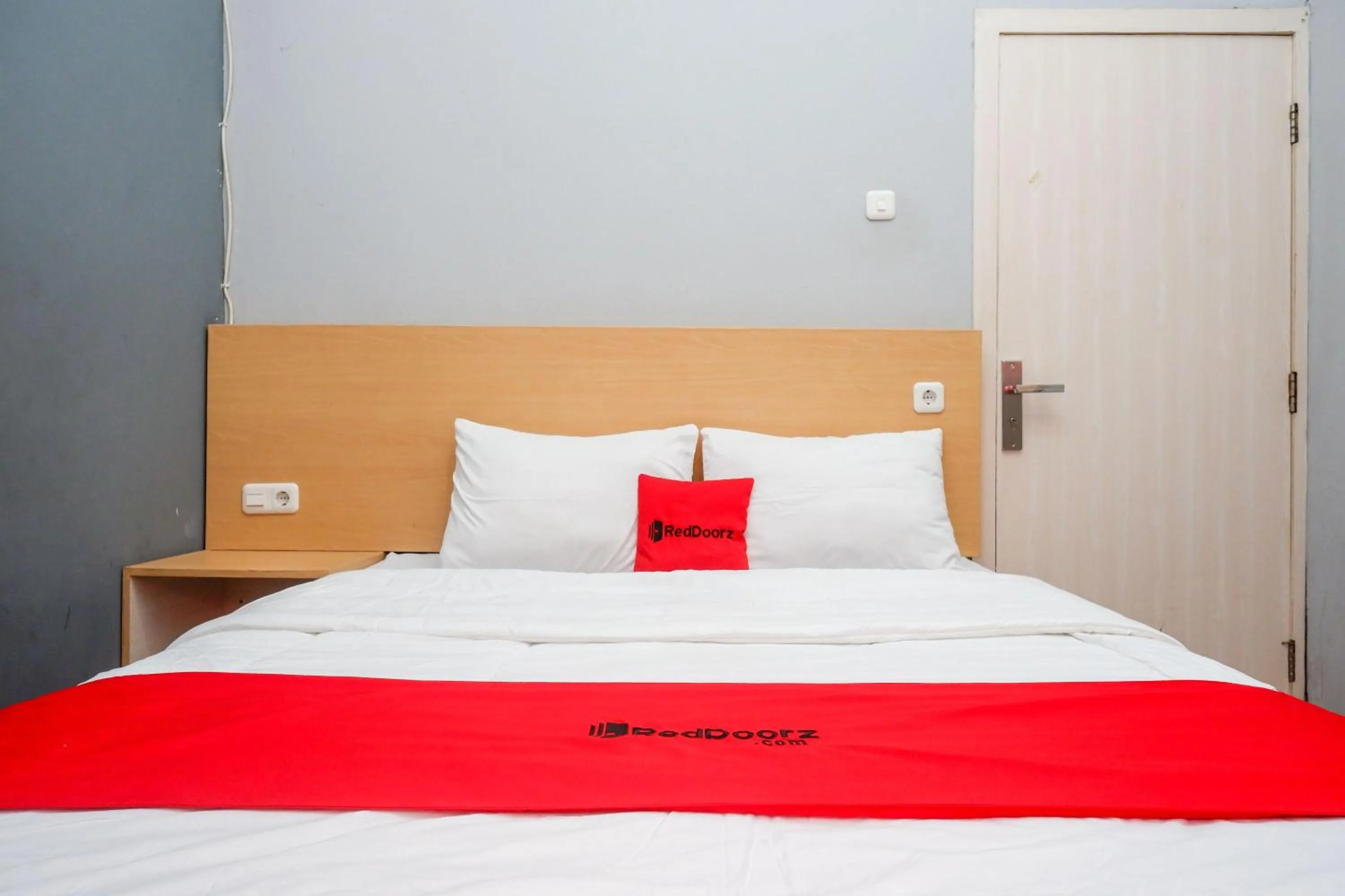 Bedroom, Bed in RedDoorz near Exit Tol Batang