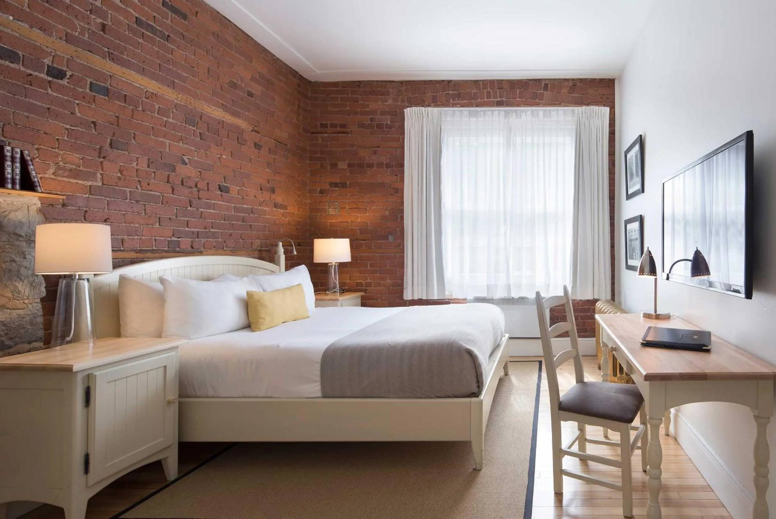 Bed in Auberge Saint-Pierre