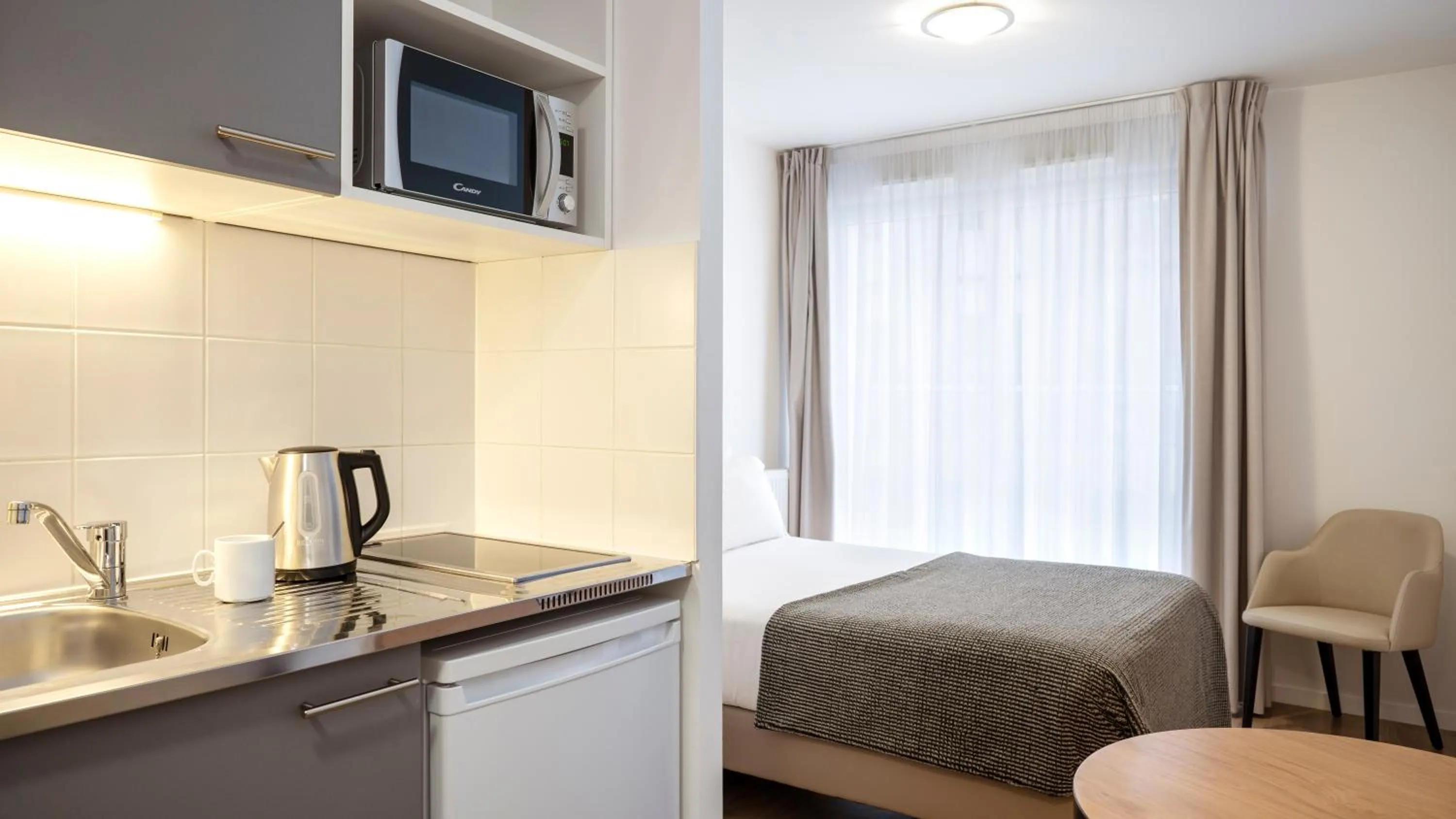 Kitchen or kitchenette in Séjours & Affaires Paris Bagnolet