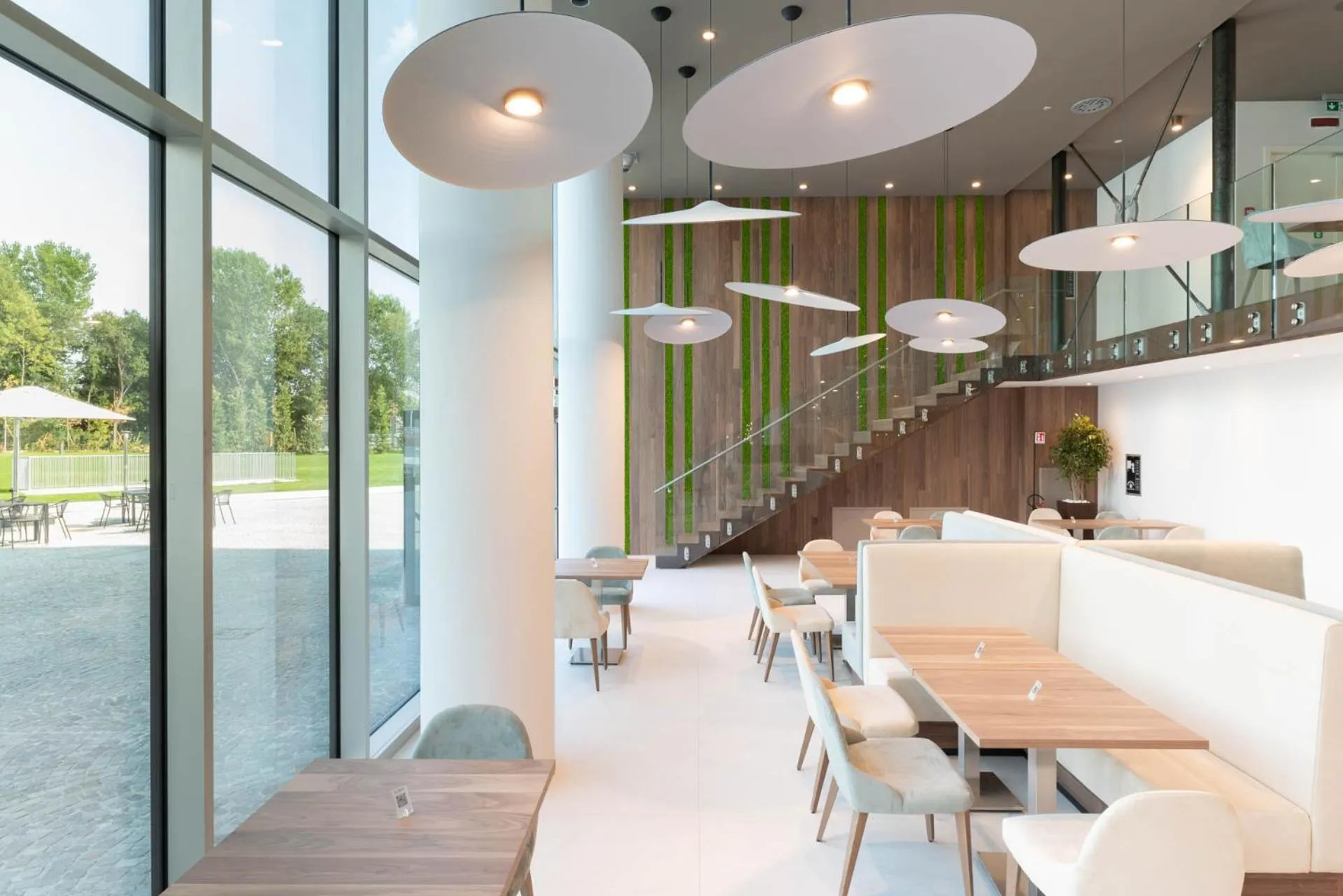 Restaurant/places to eat in Life Hotel