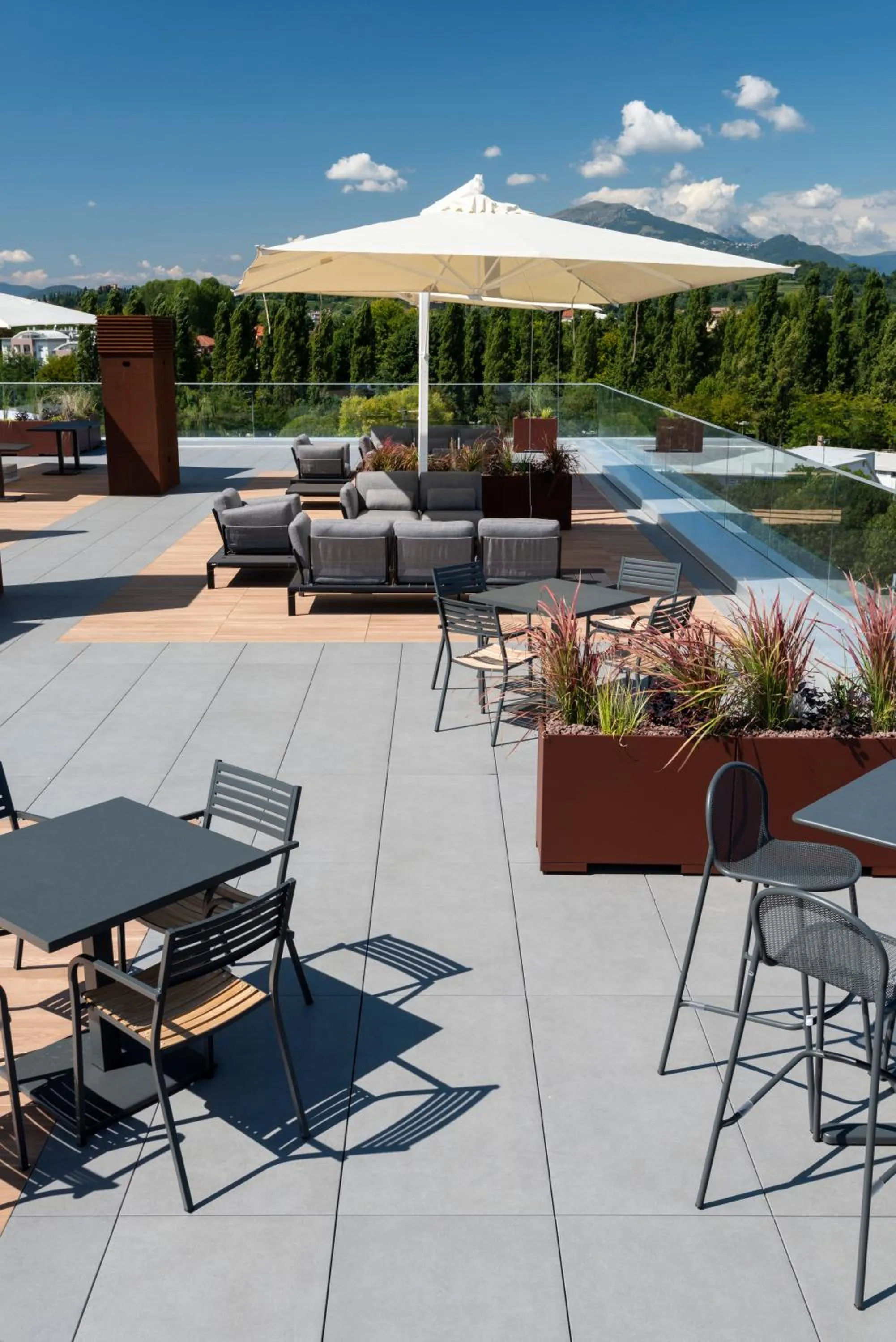 Restaurant/places to eat in Life Hotel