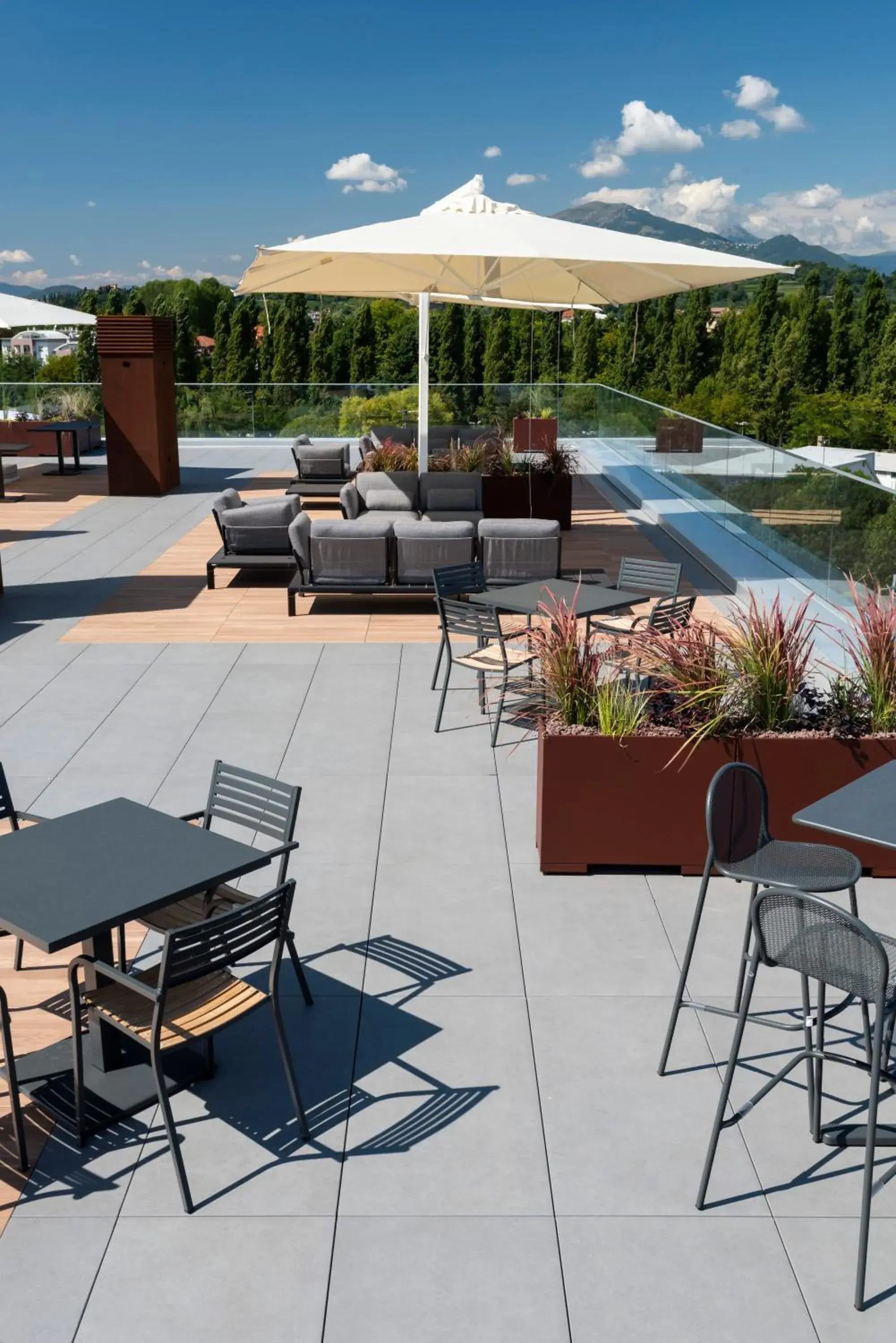 Restaurant/places to eat in Life Hotel Restaurant/places to eat in Life Hotel