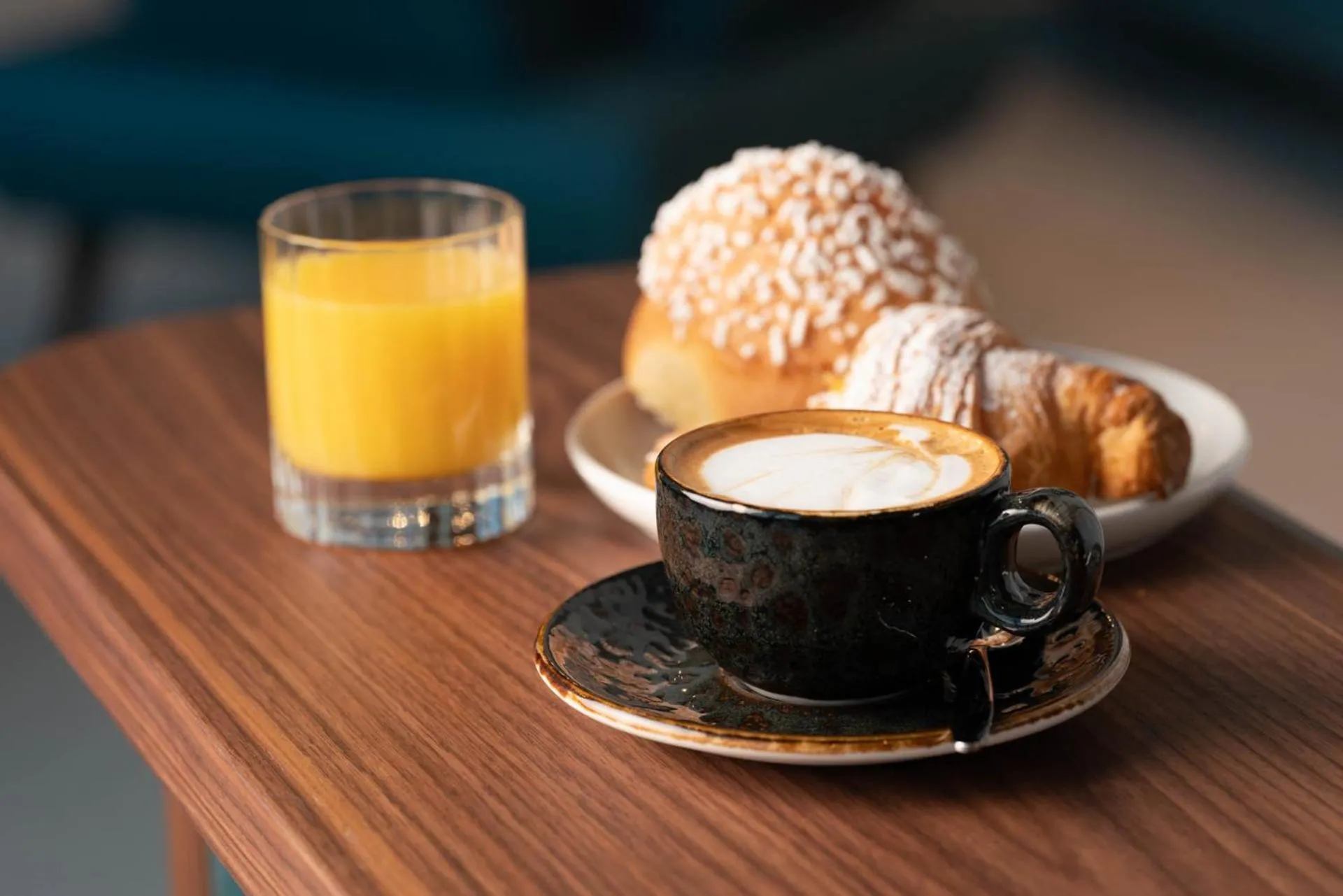 Restaurant/places to eat in Life Hotel