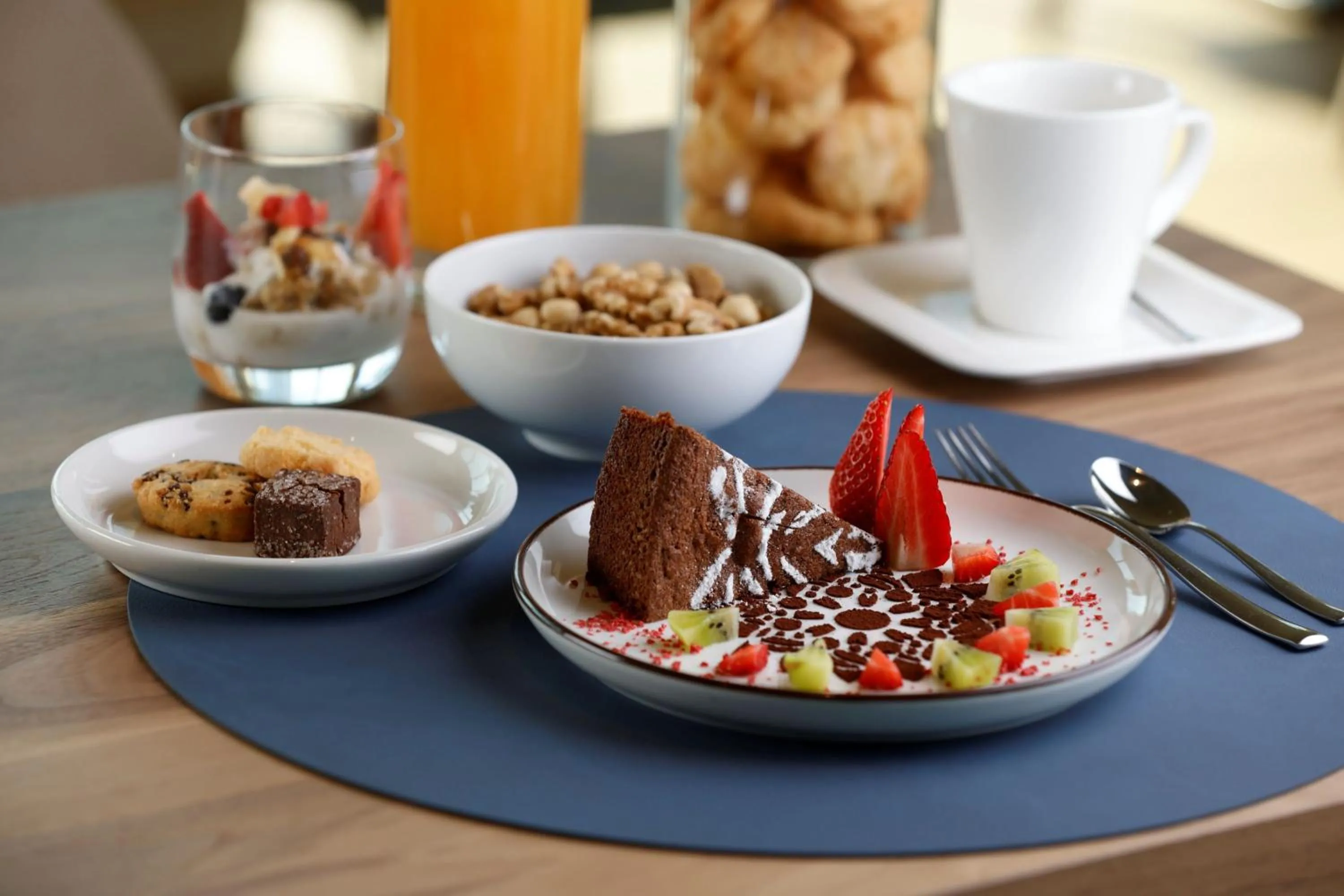 Restaurant/places to eat in Life Hotel