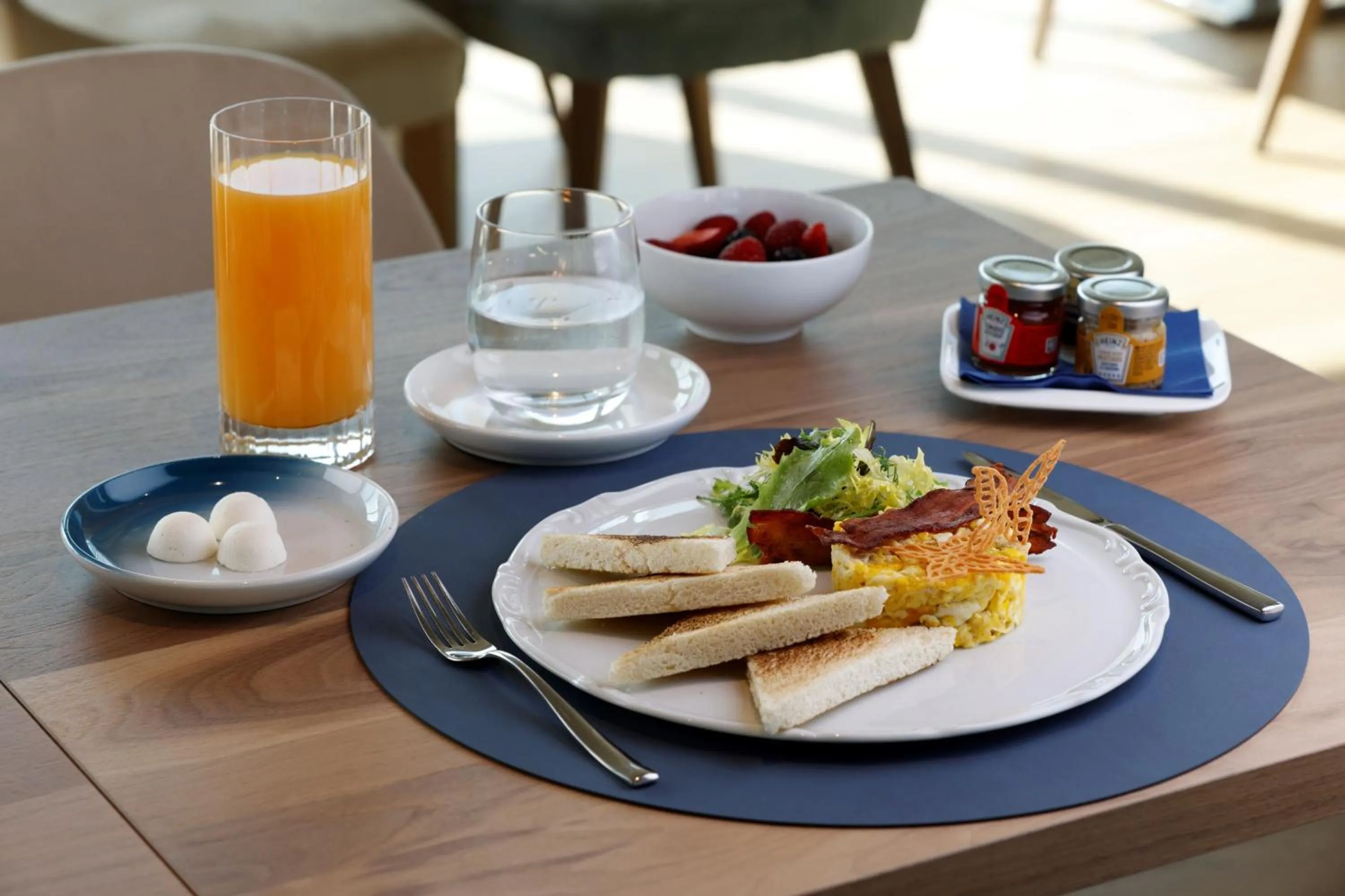 Restaurant/places to eat in Life Hotel