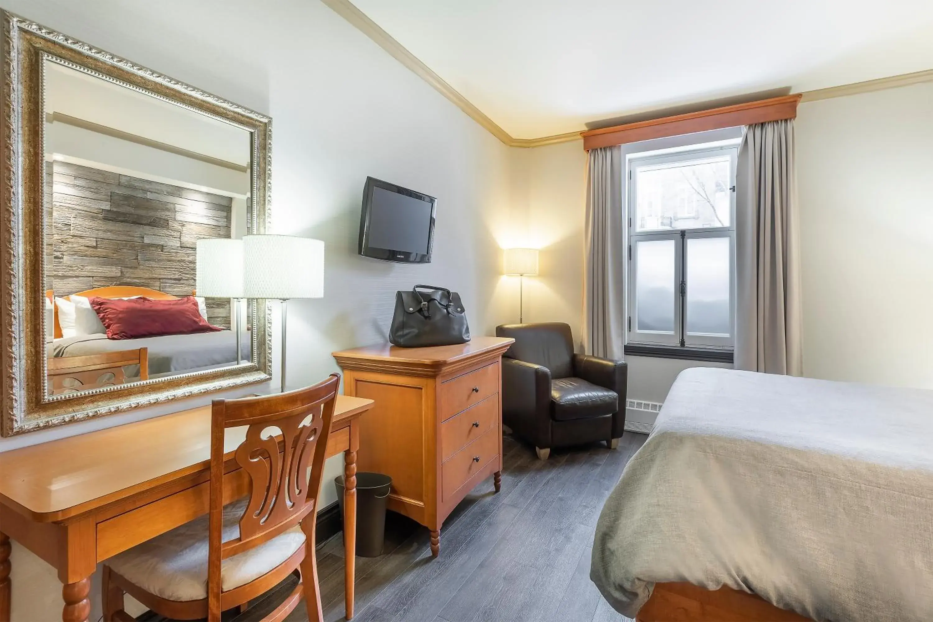 Photo of the whole room, Bed in Hotel Chateau Bellevue Photo of the whole room, Bed in Hotel Chateau Bellevue