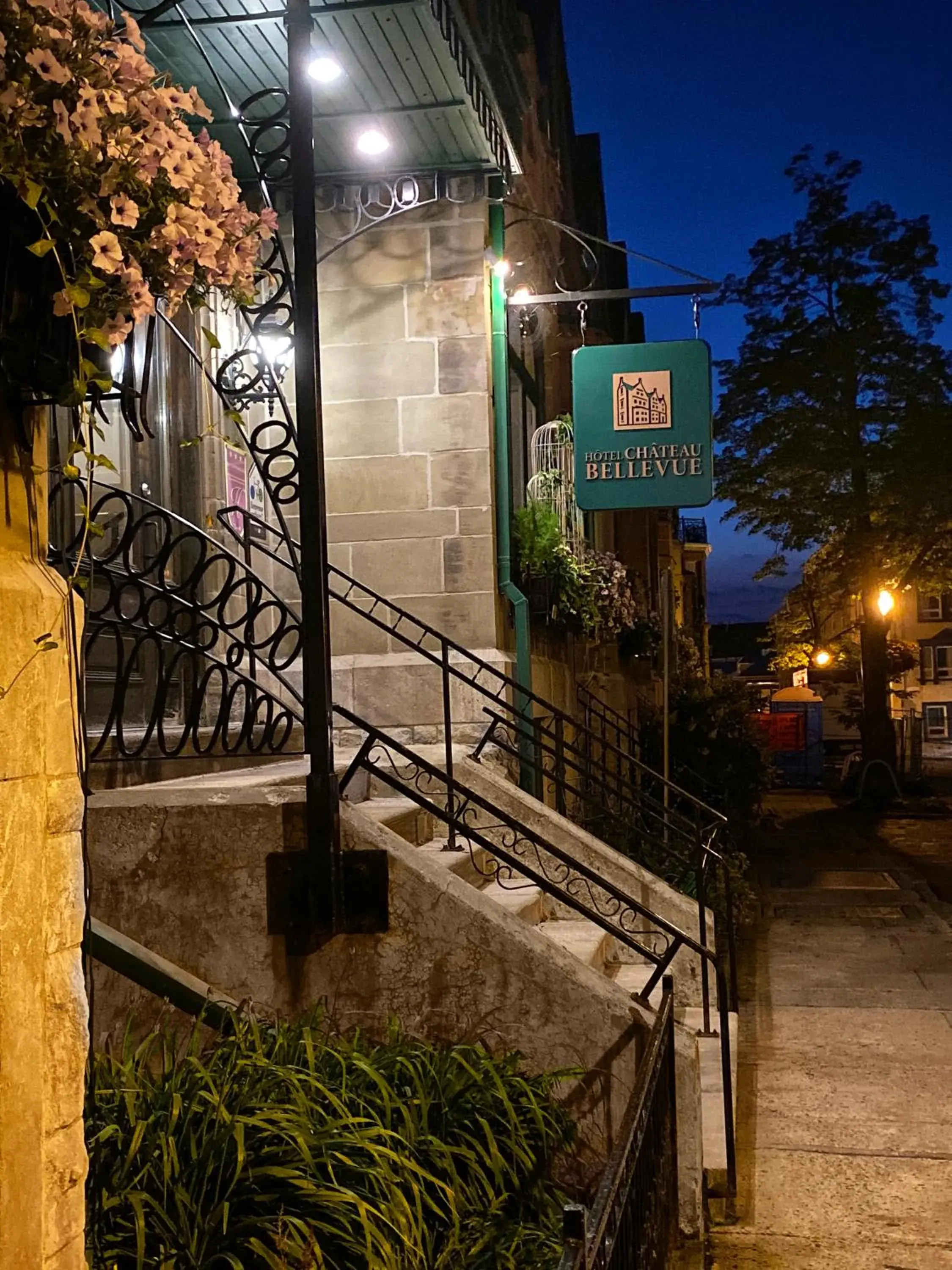 Facade/entrance in Hotel Chateau Bellevue Facade/entrance in Hotel Chateau Bellevue