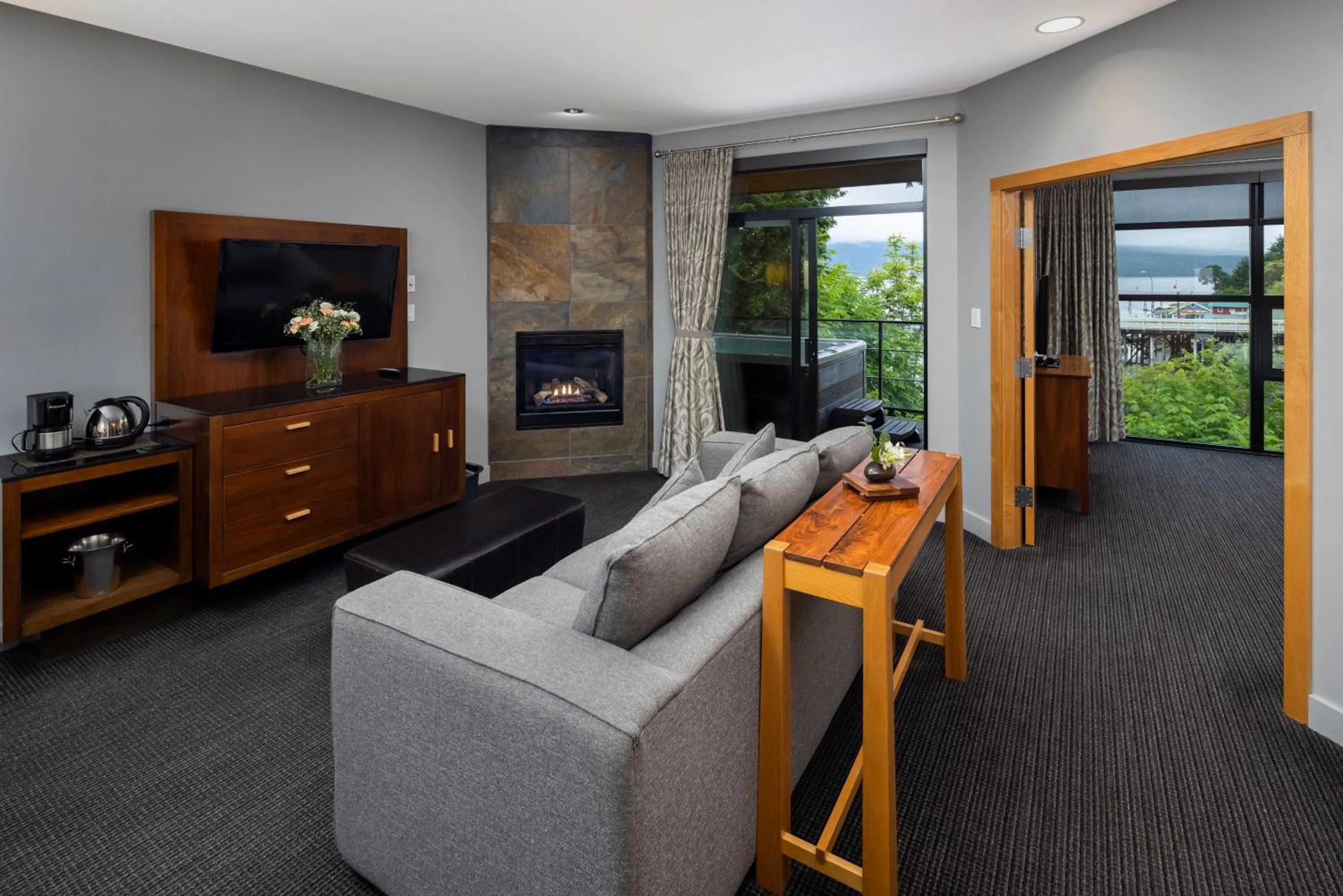 TV and multimedia in Brentwood Bay Resort & Spa