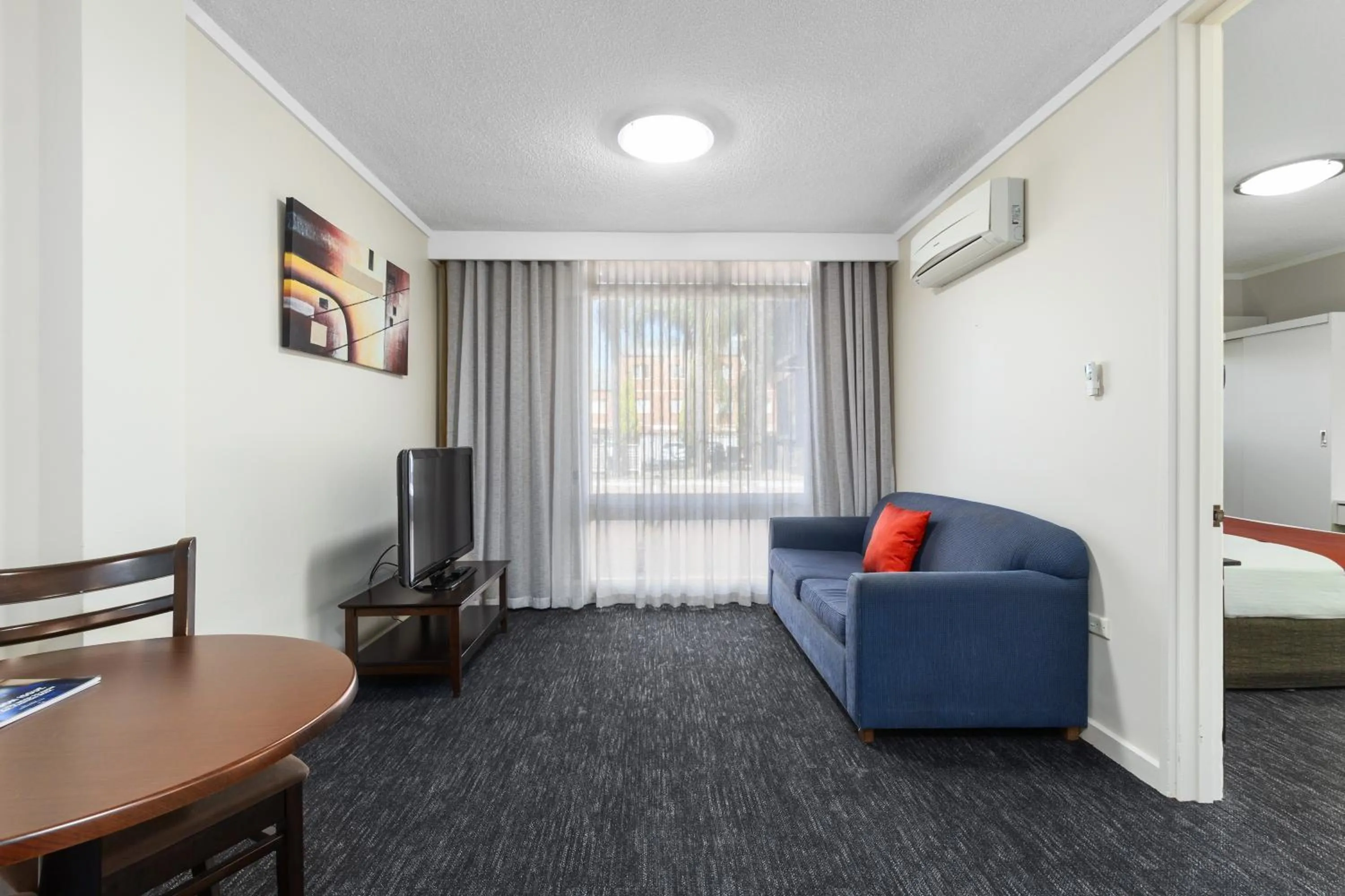 Living room, Bed in Econo Lodge North Adelaide