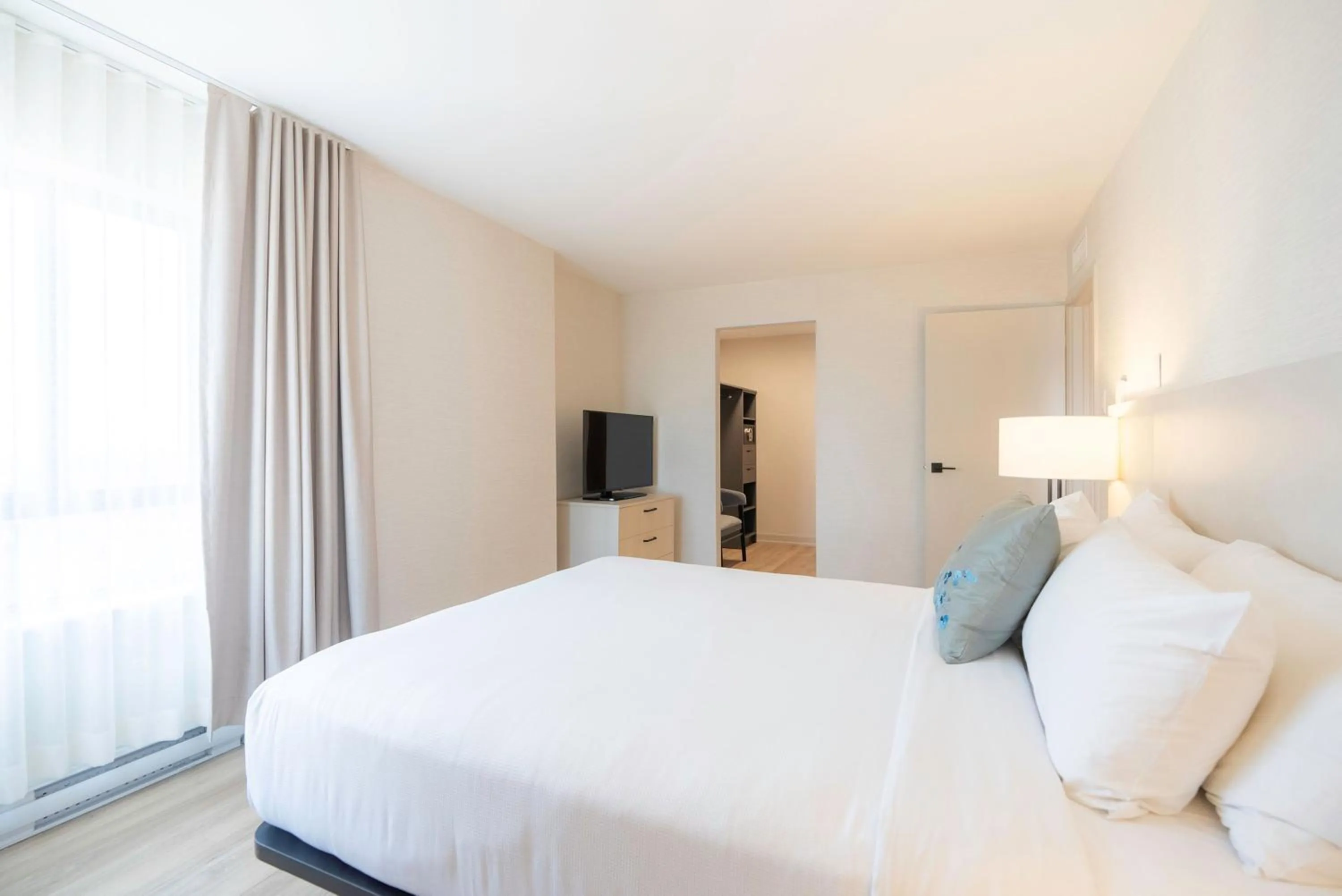 Bed in Les Suites Hotel Ottawa