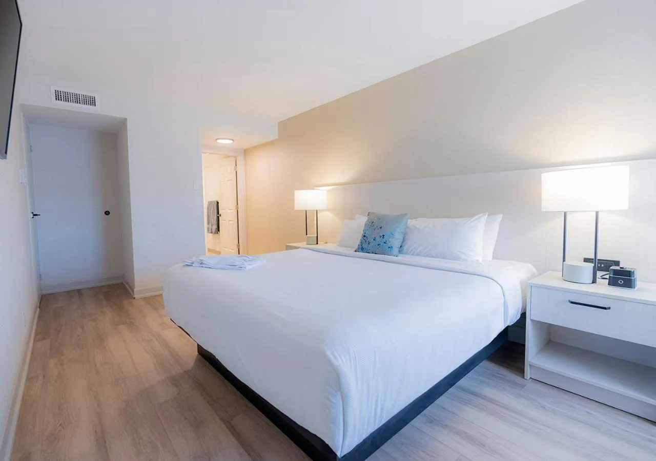 Bedroom, Bed in Les Suites Hotel Ottawa