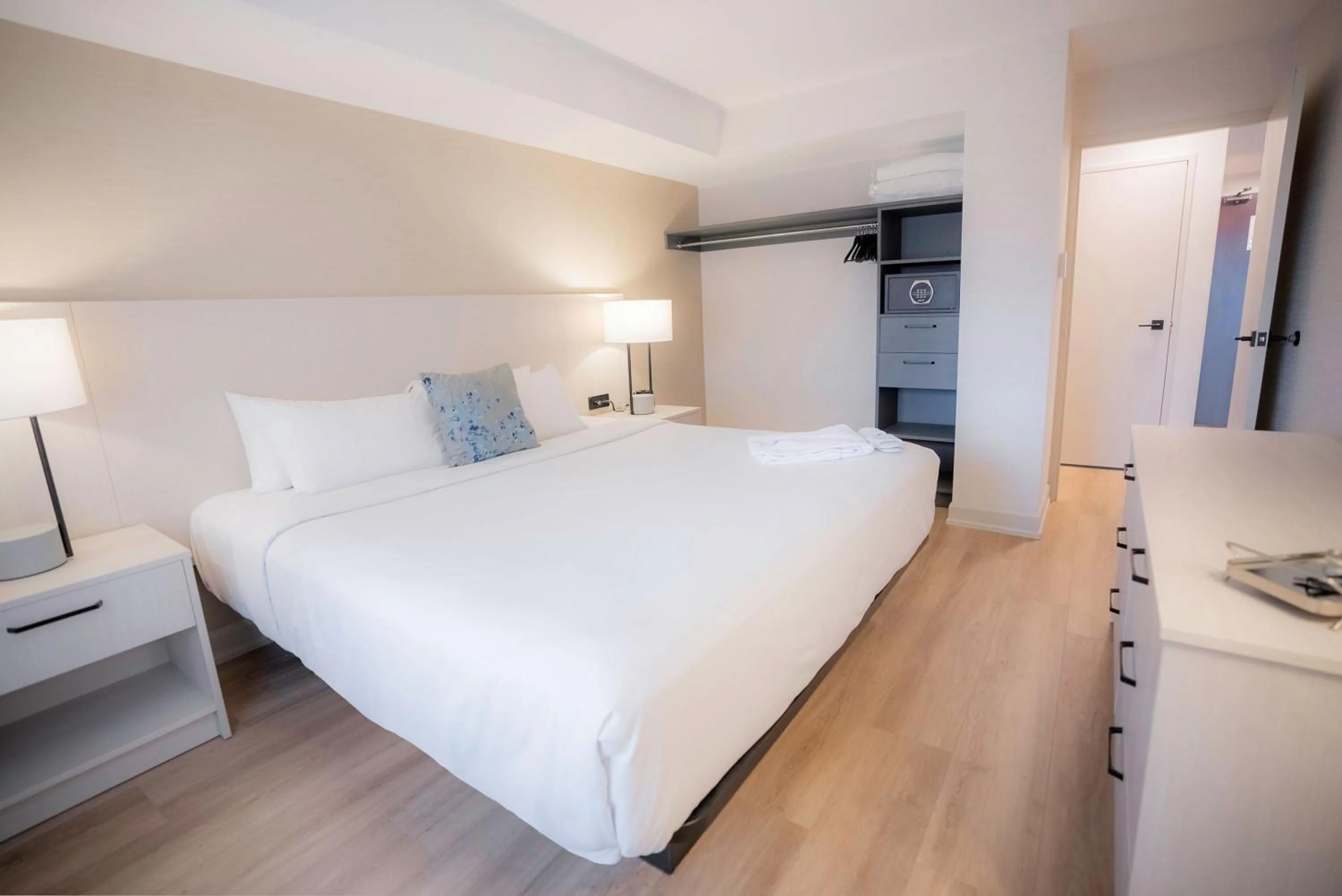 Bed in Les Suites Hotel Ottawa