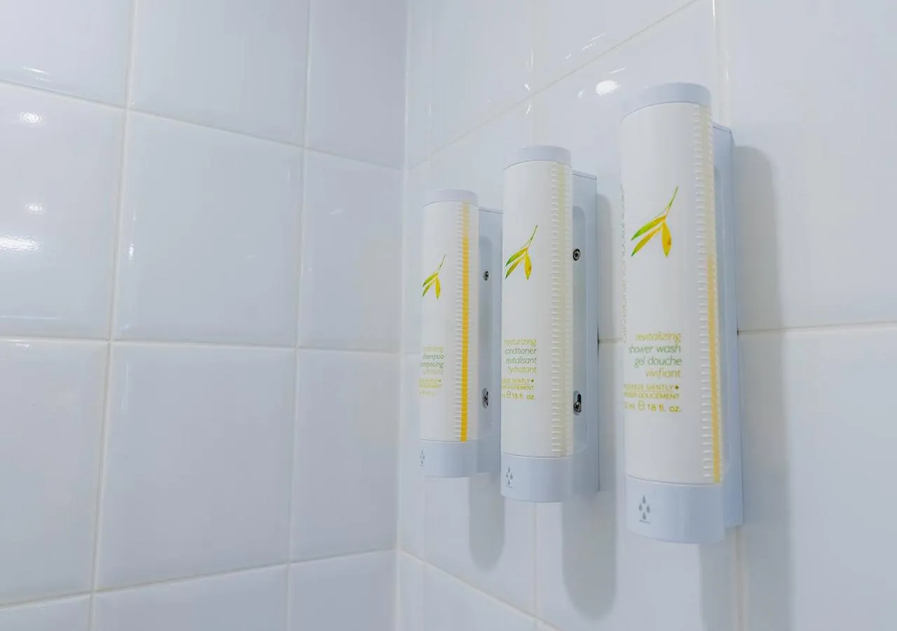 Shower in Les Suites Hotel Ottawa