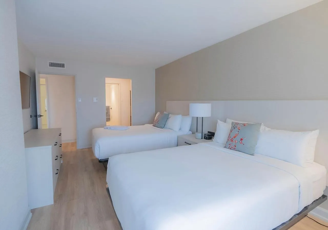 Bedroom, Bed in Les Suites Hotel Ottawa