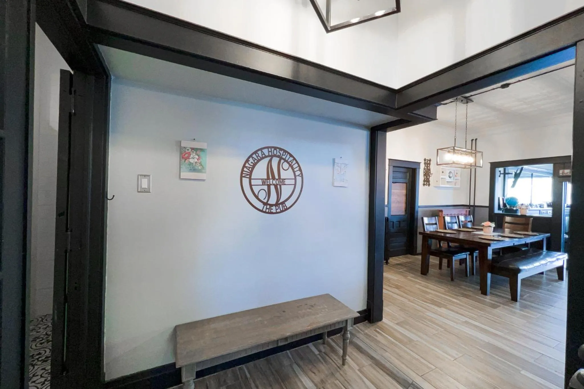 The Pub- 8BR Free Parking, Minutes From Falls & Casino