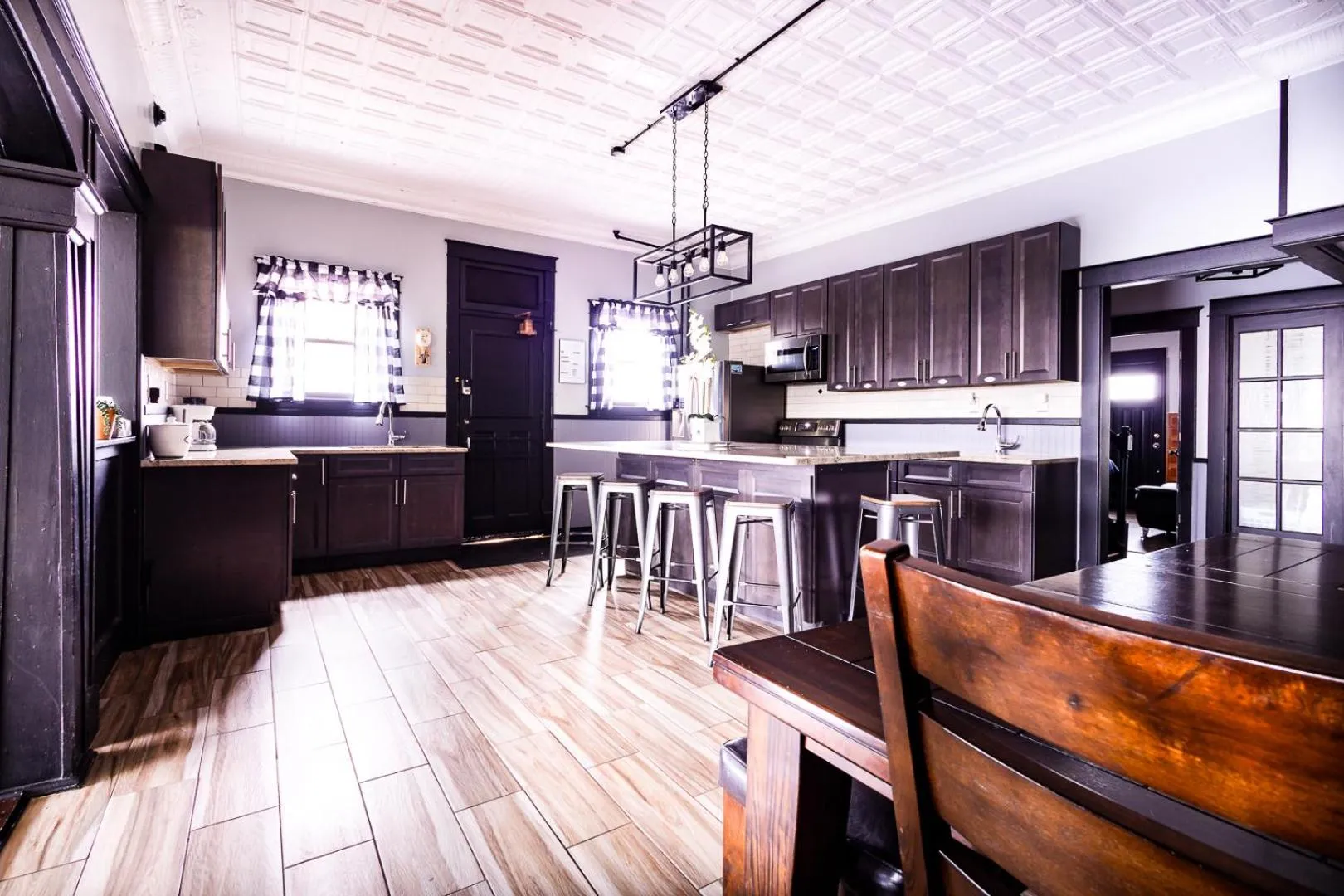 The Pub- 8BR Free Parking, Minutes From Falls & Casino