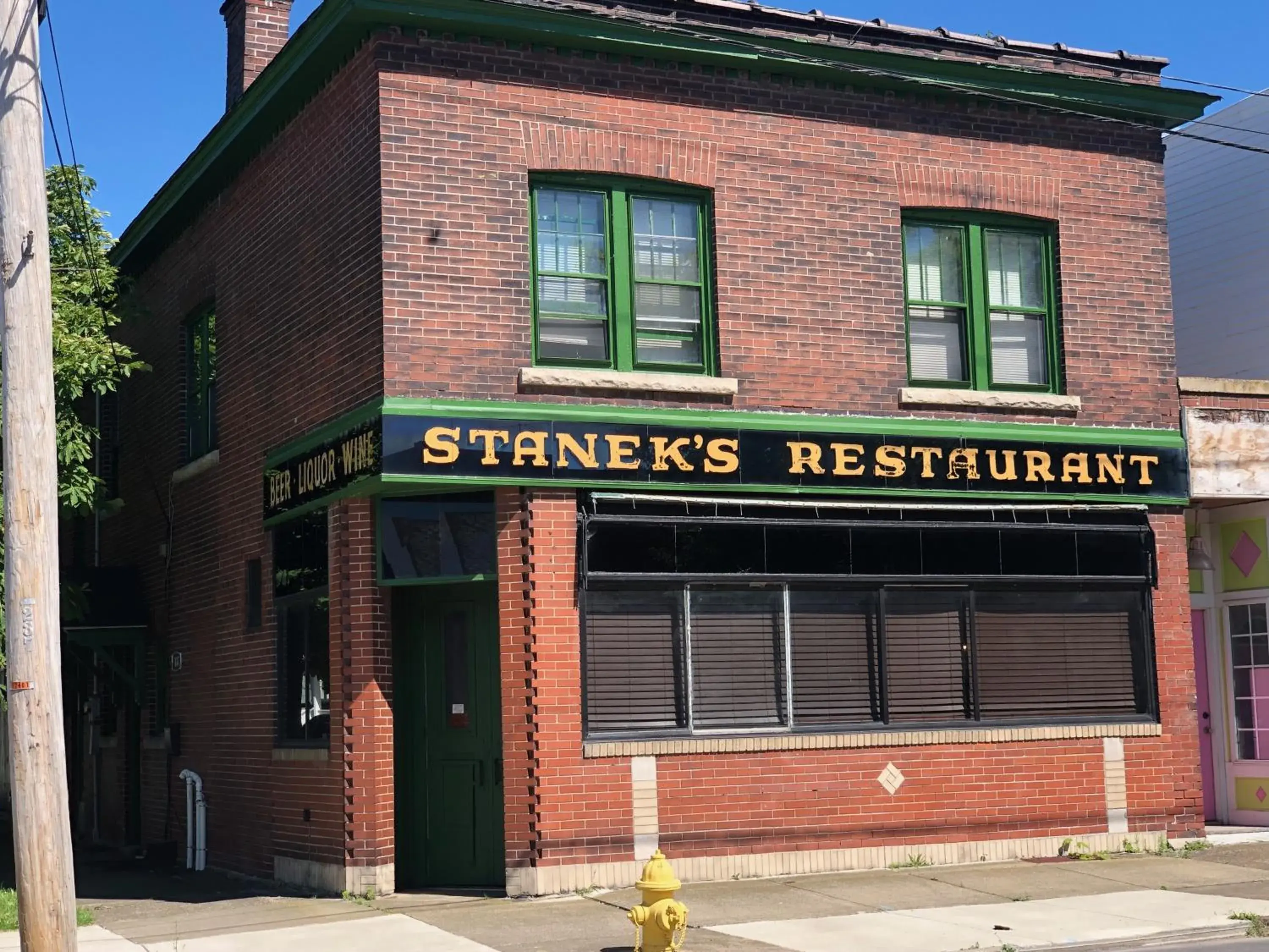 Eight-Bedroom House in The Pub- 8BR Free Parking, Minutes From Falls & Casino Eight-Bedroom House in The Pub- 8BR Free Parking, Minutes From Falls & Casino