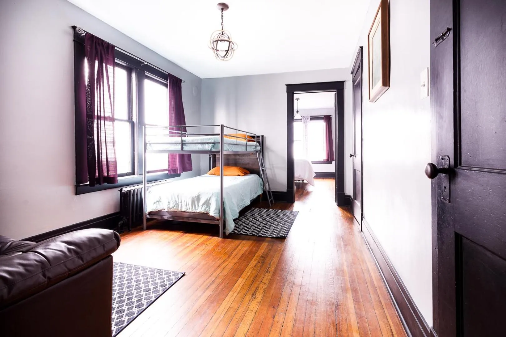 Bed in The Pub- 8BR Free Parking, Minutes From Falls & Casino