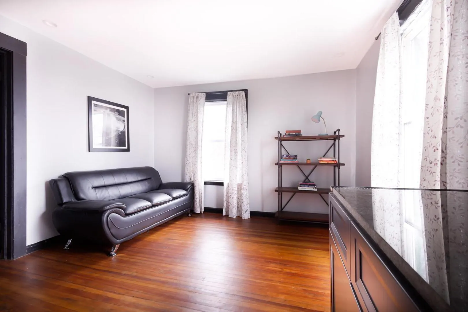 The Pub- 8BR Free Parking, Minutes From Falls & Casino