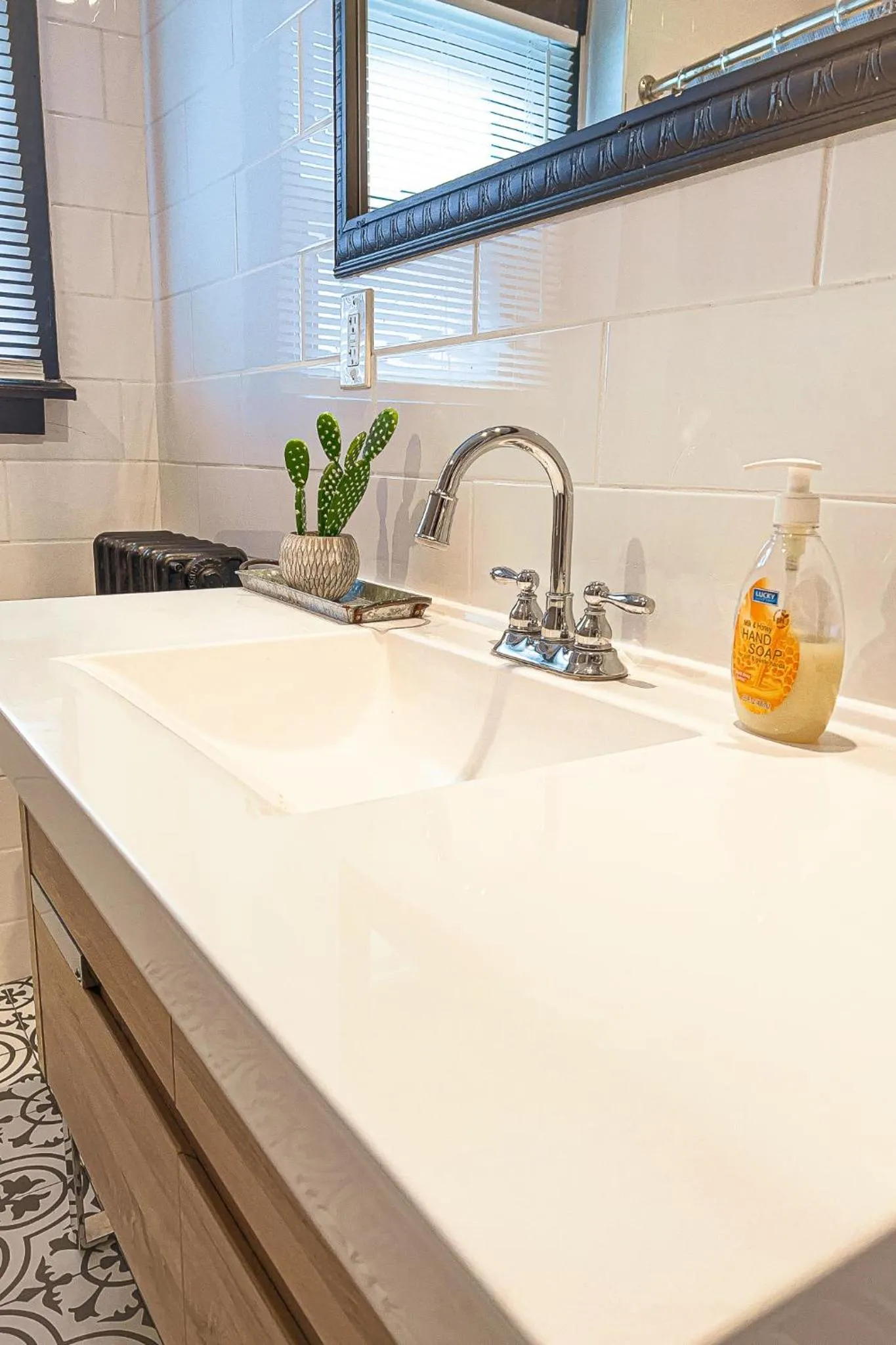 The Pub- 8BR Free Parking, Minutes From Falls & Casino