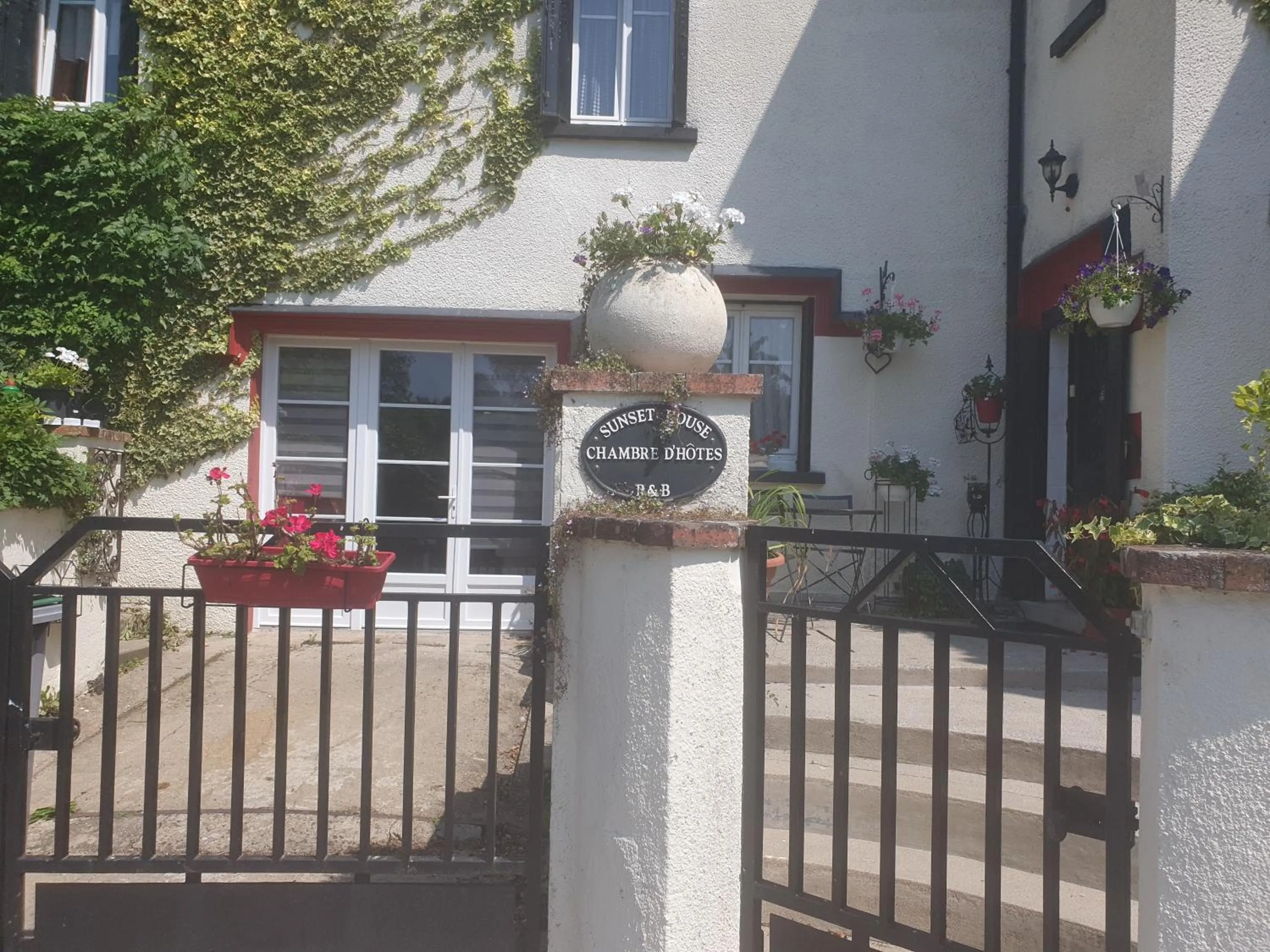 Property logo or sign in Sunset House Chambres de Hotes