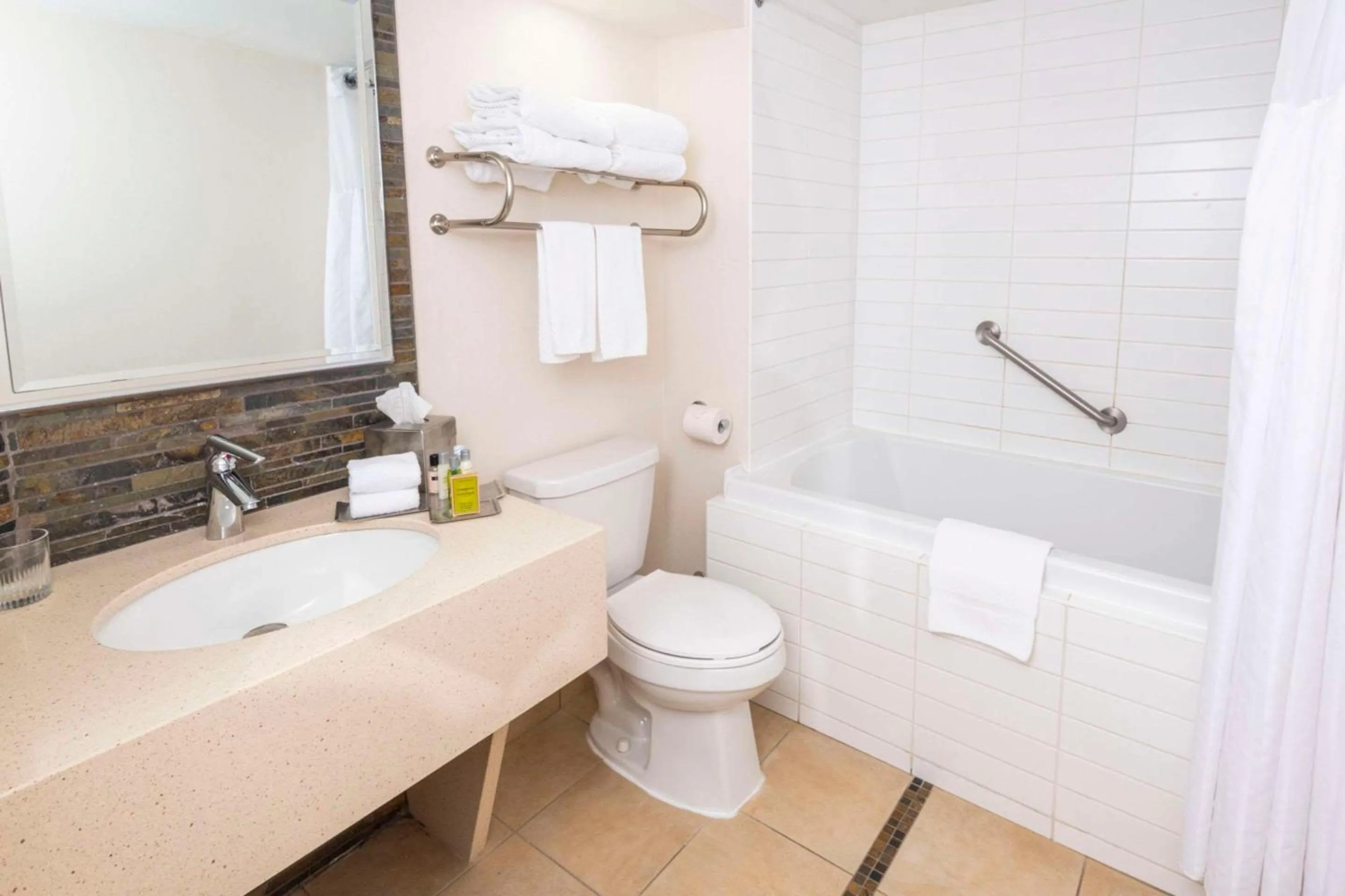 Bedroom in Chateau Cartier Hotel & Resort, an Ascend Collection Resort