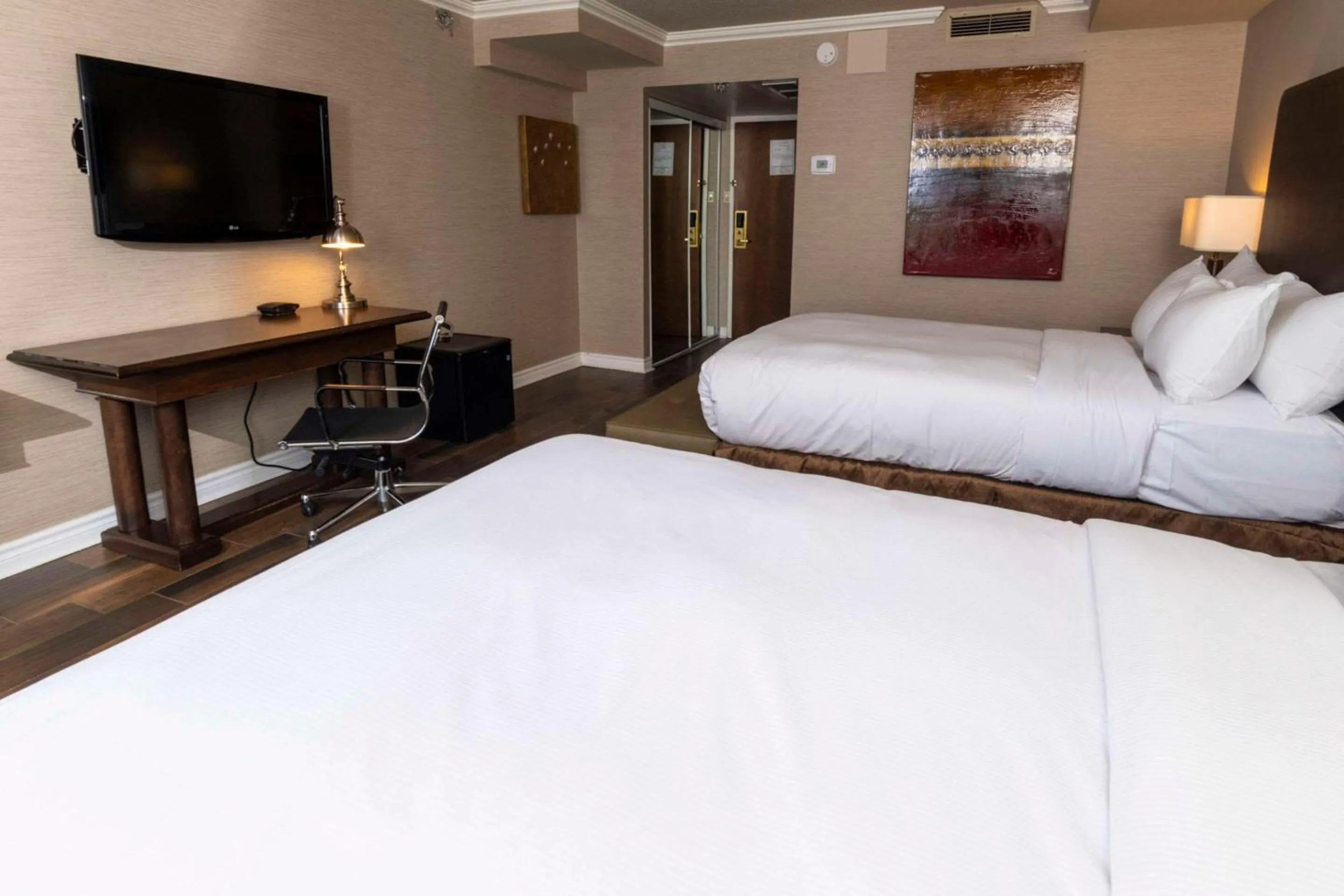 Bedroom, Bed in Chateau Cartier Hotel & Resort, an Ascend Collection Resort