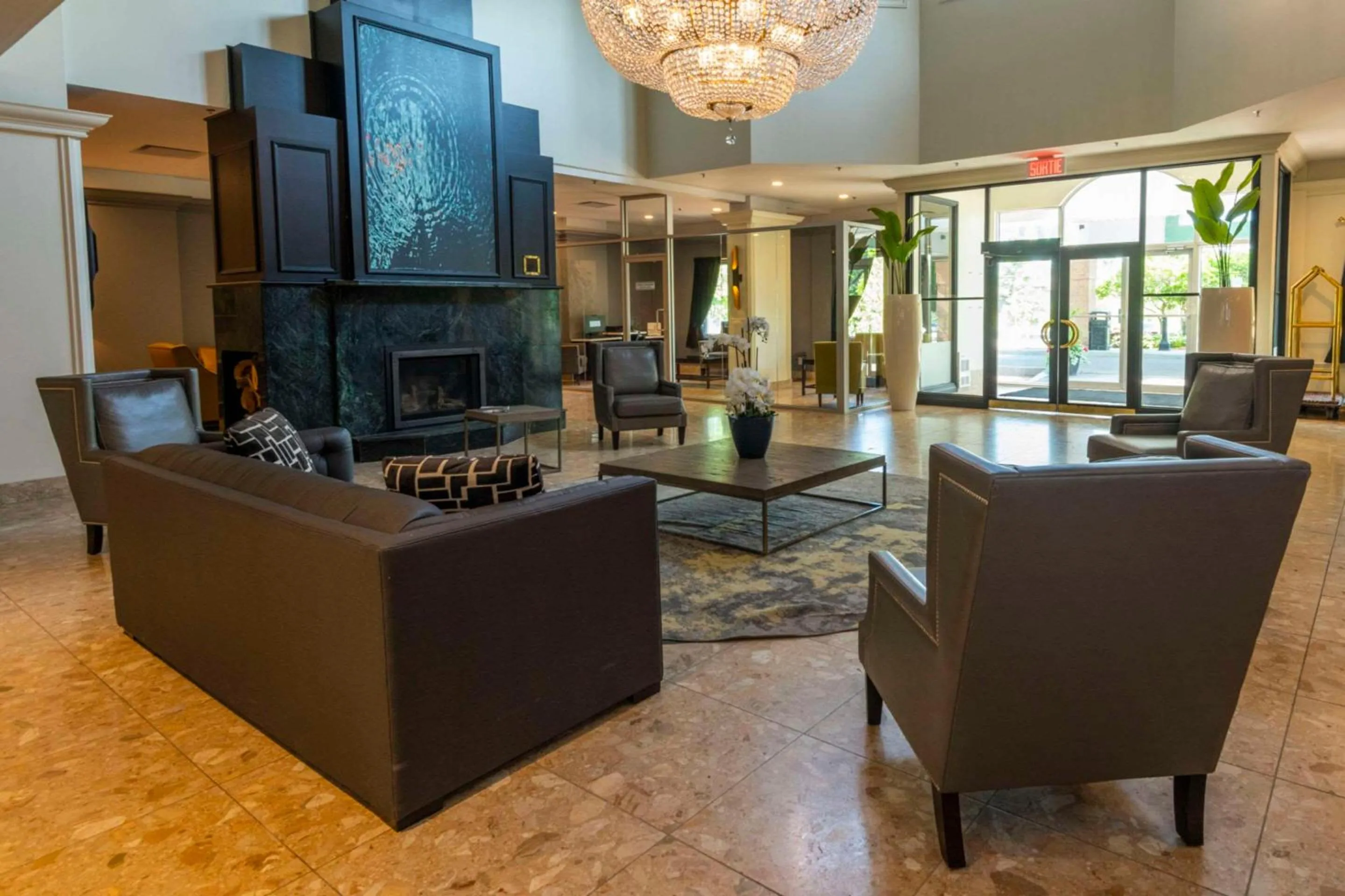 Lobby or reception in Chateau Cartier Hotel & Resort, an Ascend Collection Resort