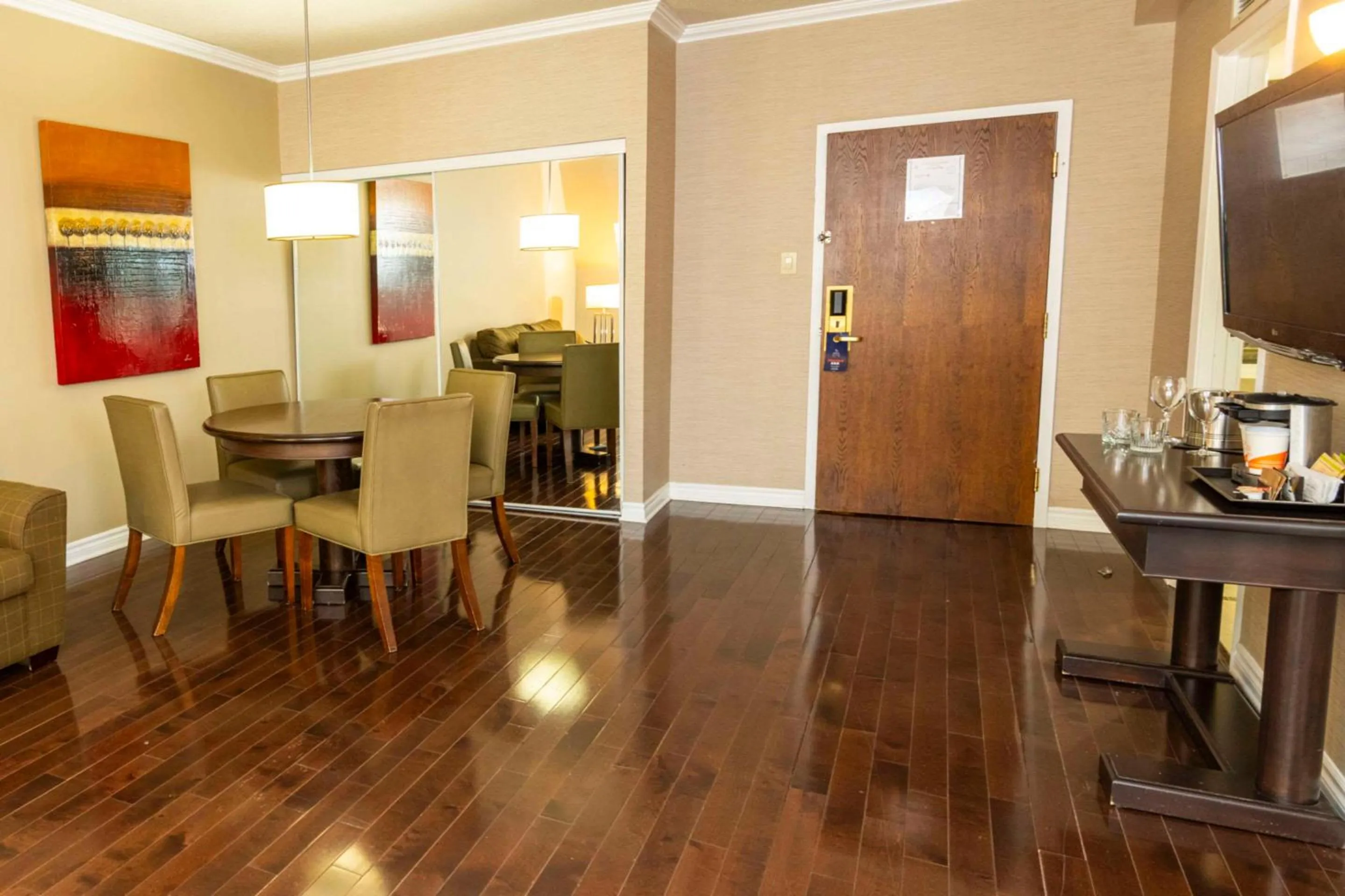 Bedroom in Chateau Cartier Hotel & Resort, an Ascend Collection Resort