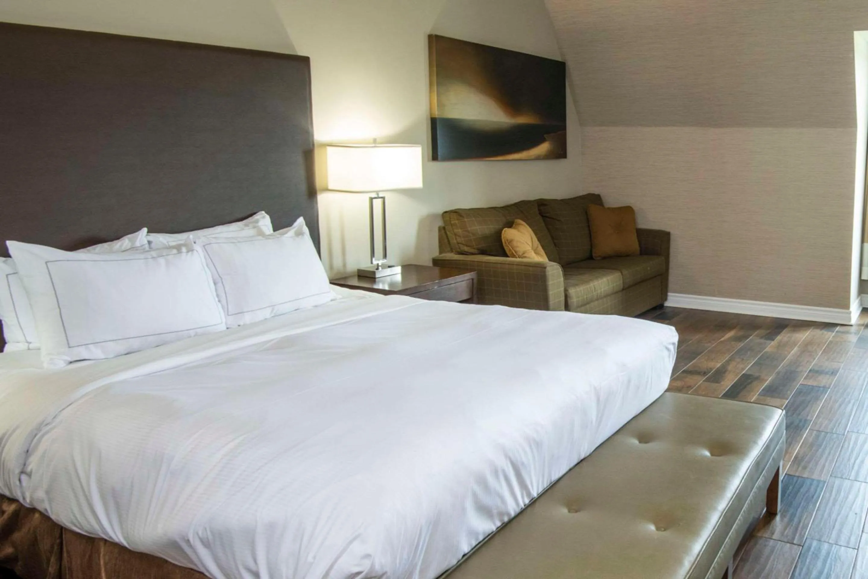 Bedroom, Bed in Chateau Cartier Hotel & Resort, an Ascend Collection Resort