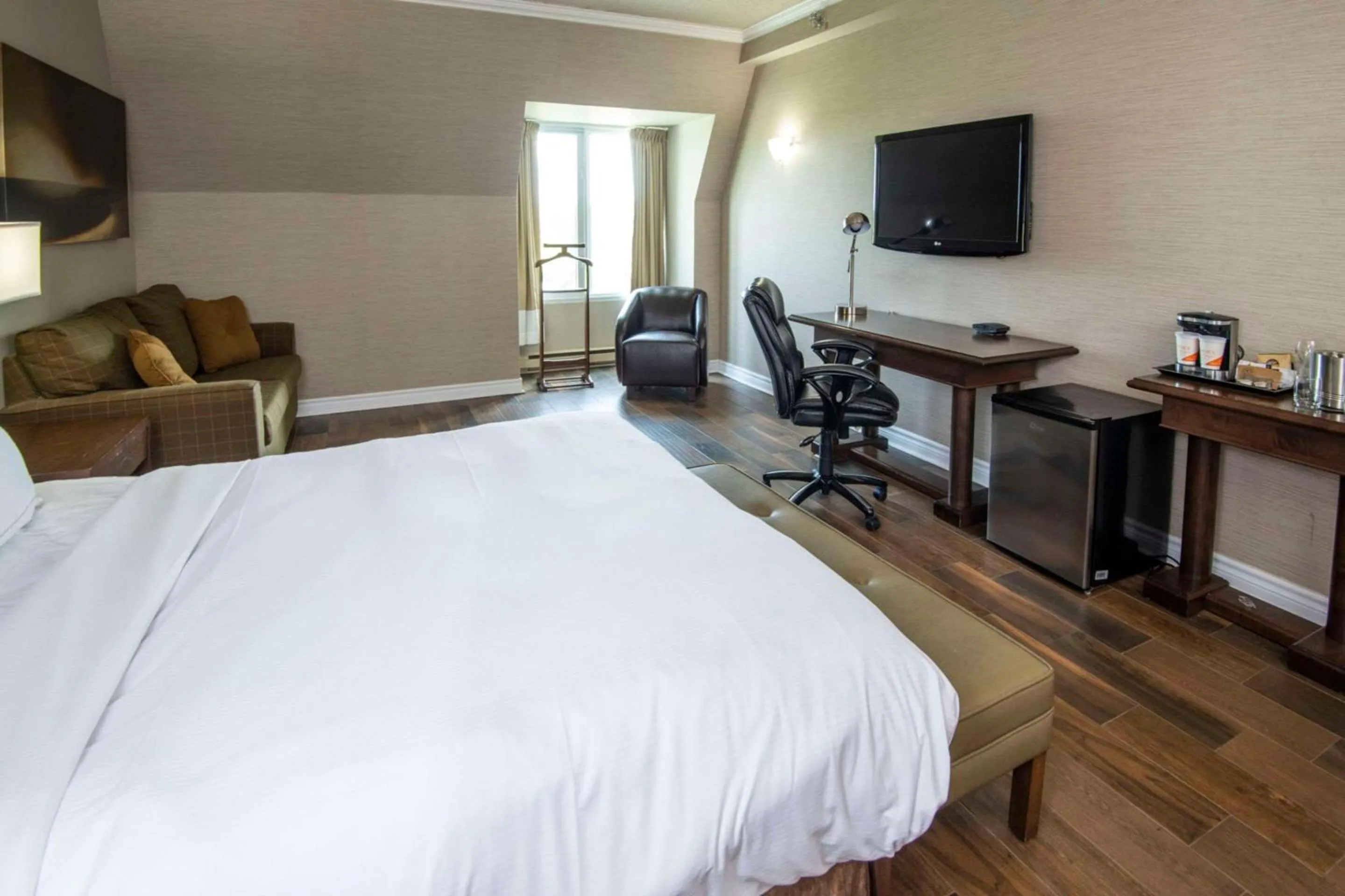 Bedroom, Bed in Chateau Cartier Hotel & Resort, an Ascend Collection Resort