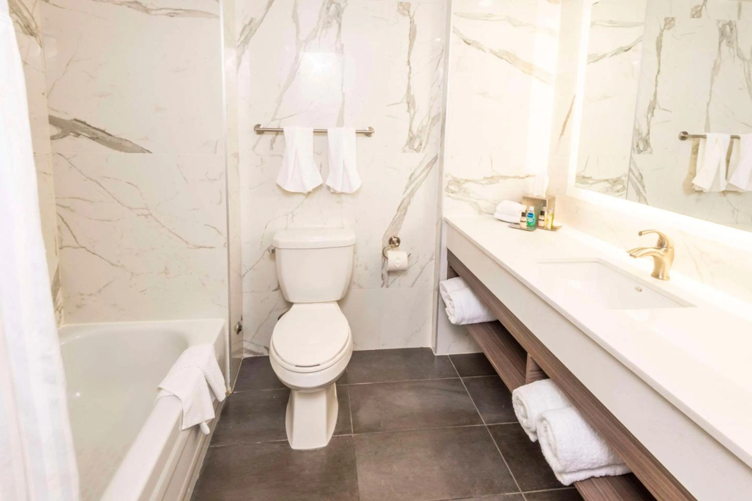 Bedroom in Chateau Cartier Hotel & Resort, an Ascend Collection Resort