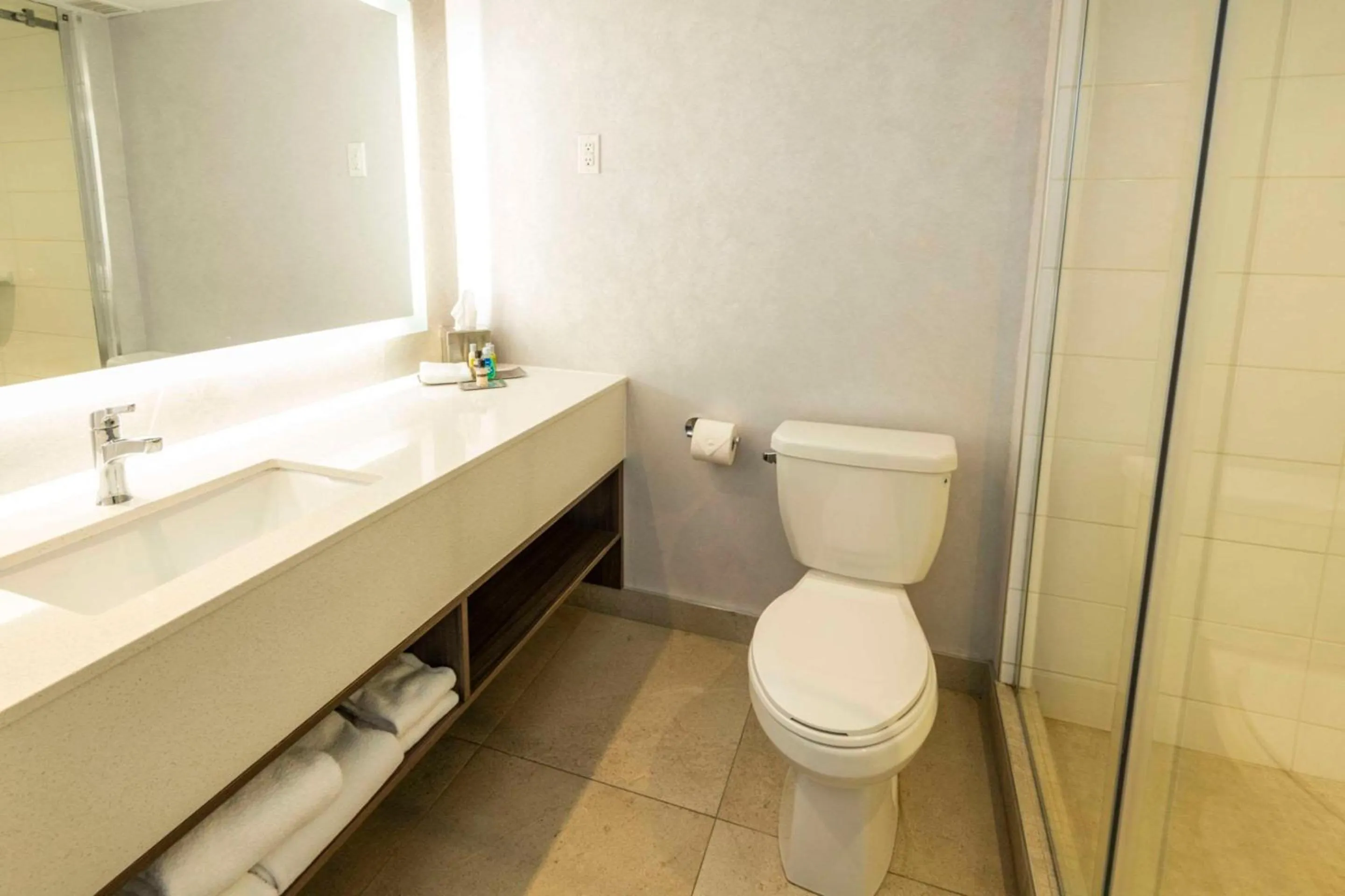 Bedroom in Chateau Cartier Hotel & Resort, an Ascend Collection Resort