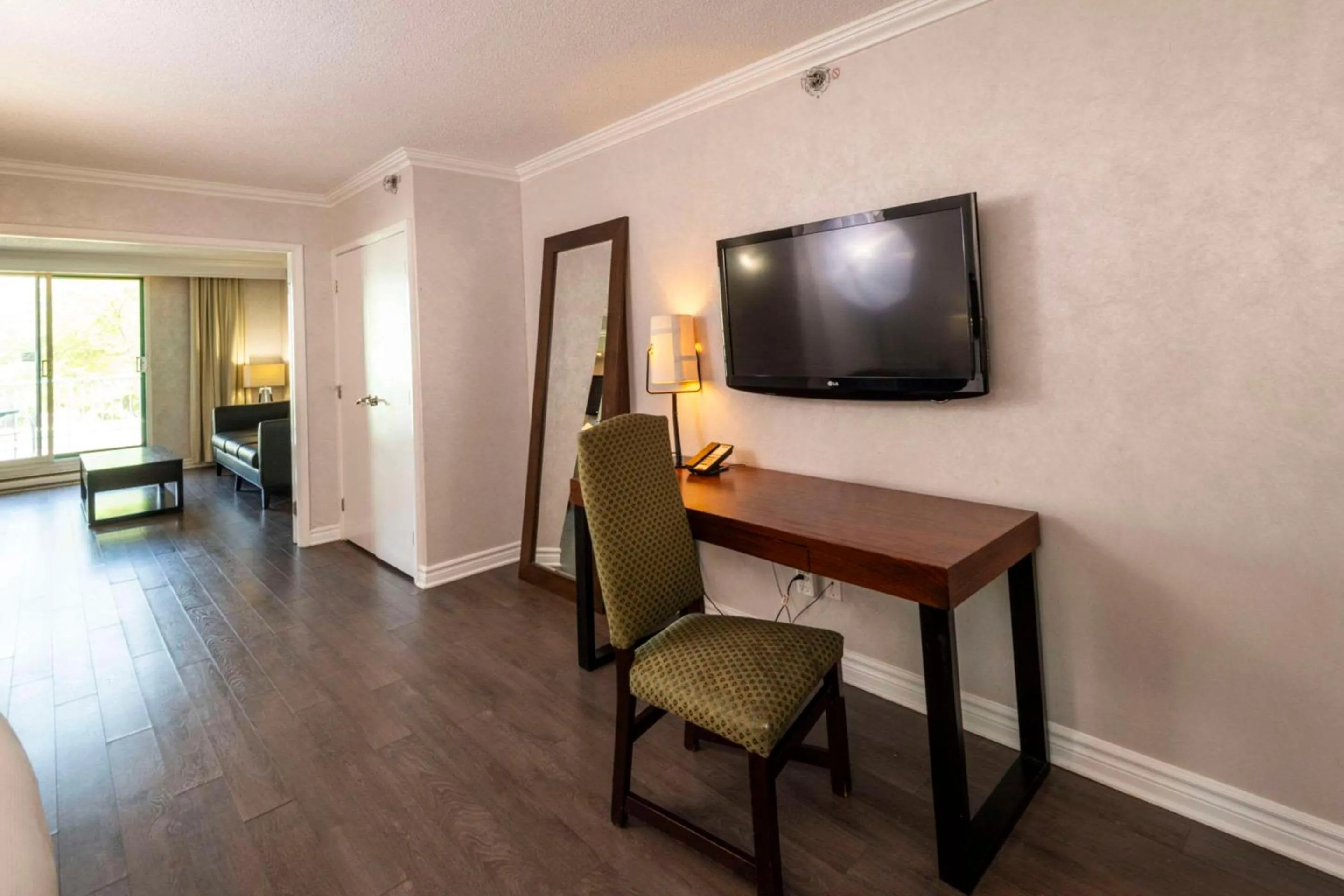 Bedroom in Chateau Cartier Hotel & Resort, an Ascend Collection Resort