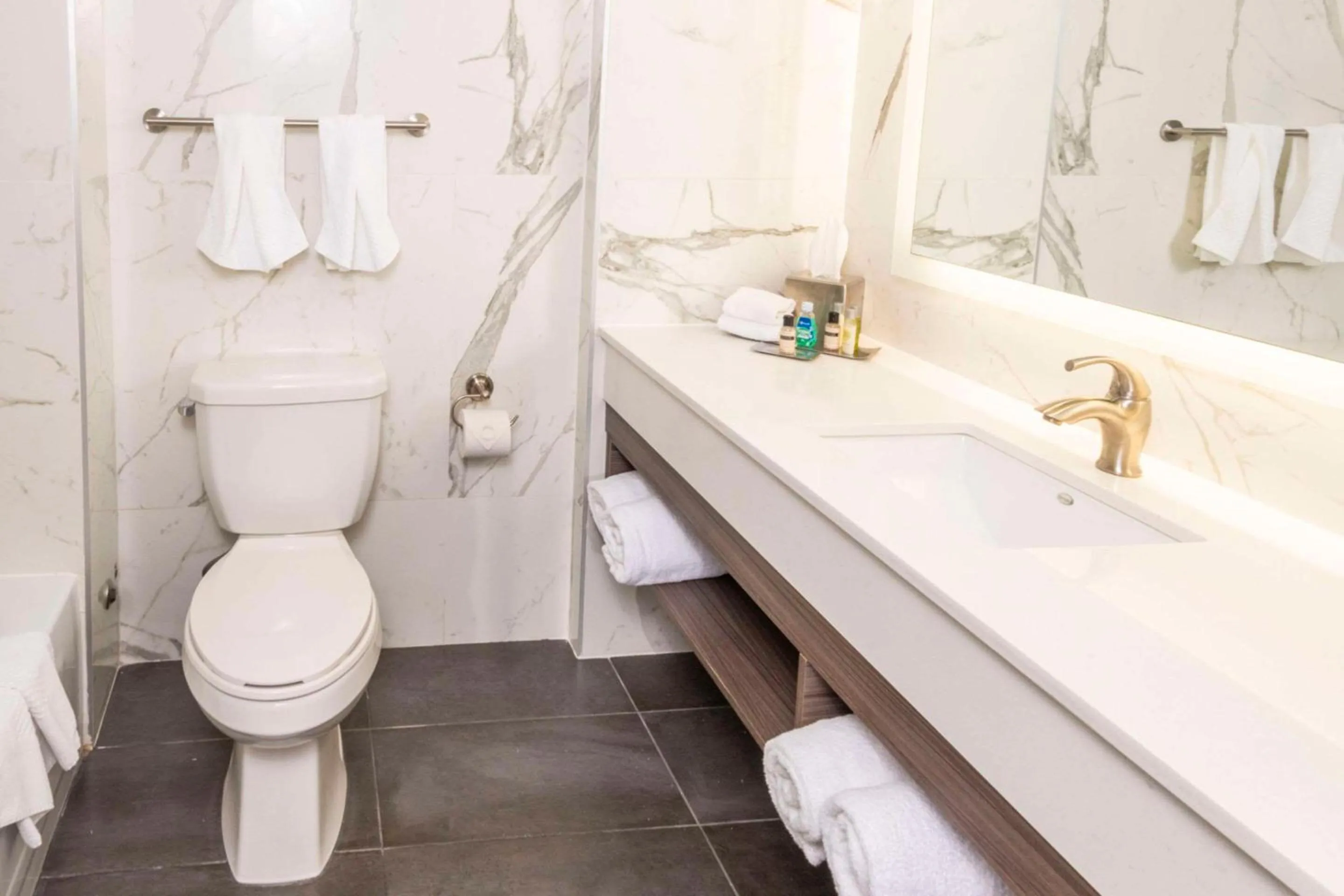 Bedroom in Chateau Cartier Hotel & Resort, an Ascend Collection Resort