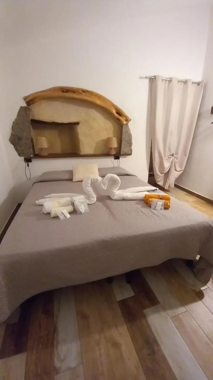 Bed in B&B Santu Giuvanni "Un tuffo nel passato Fonnese"