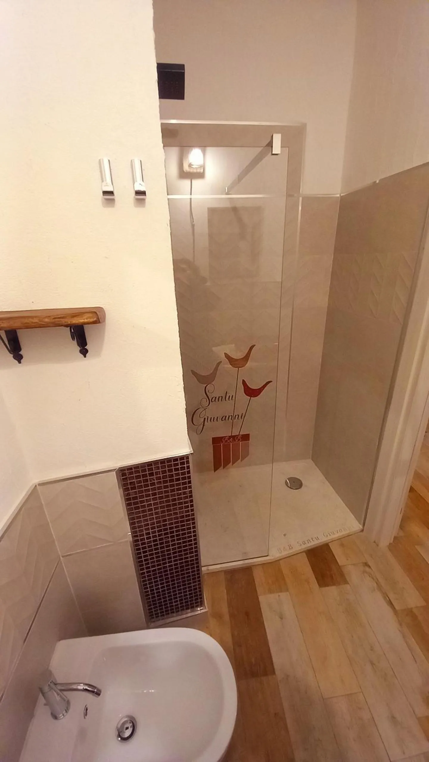Shower in B&B Santu Giuvanni "Un tuffo nel passato Fonnese"