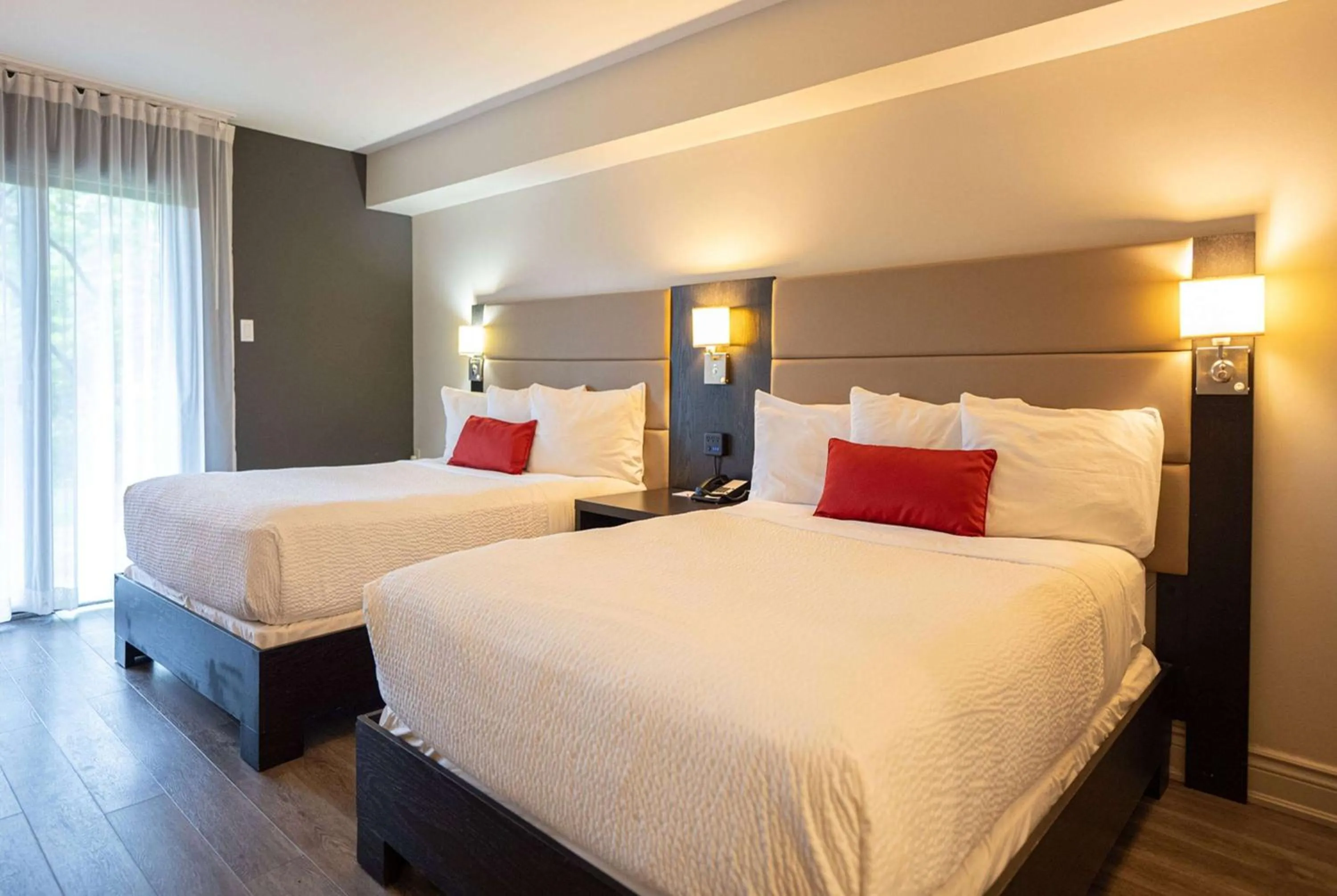 Photo of the whole room, Bed in Ramada by Wyndham Ottawa On The Rideau