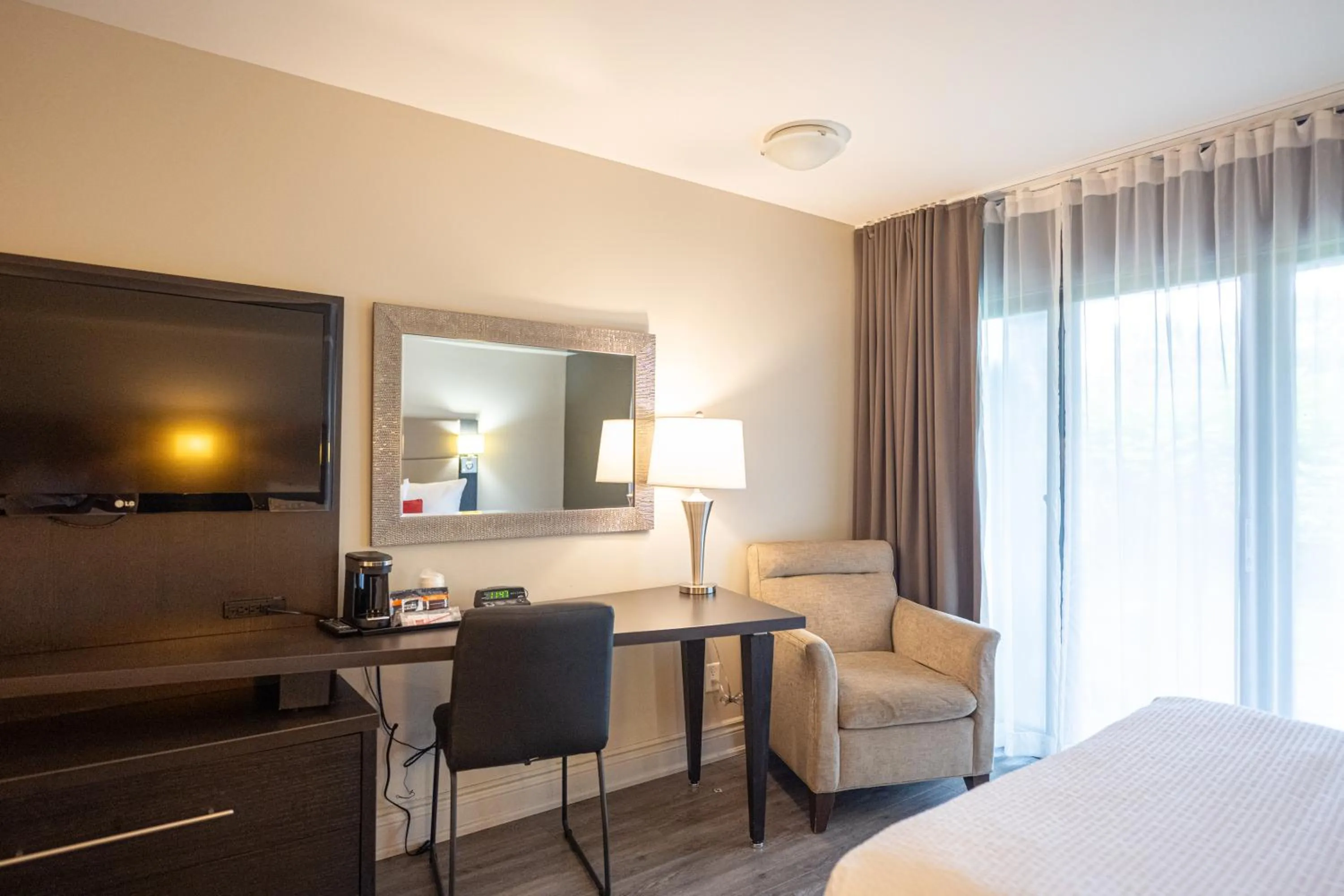 Bedroom, Bed in Ramada by Wyndham Ottawa On The Rideau