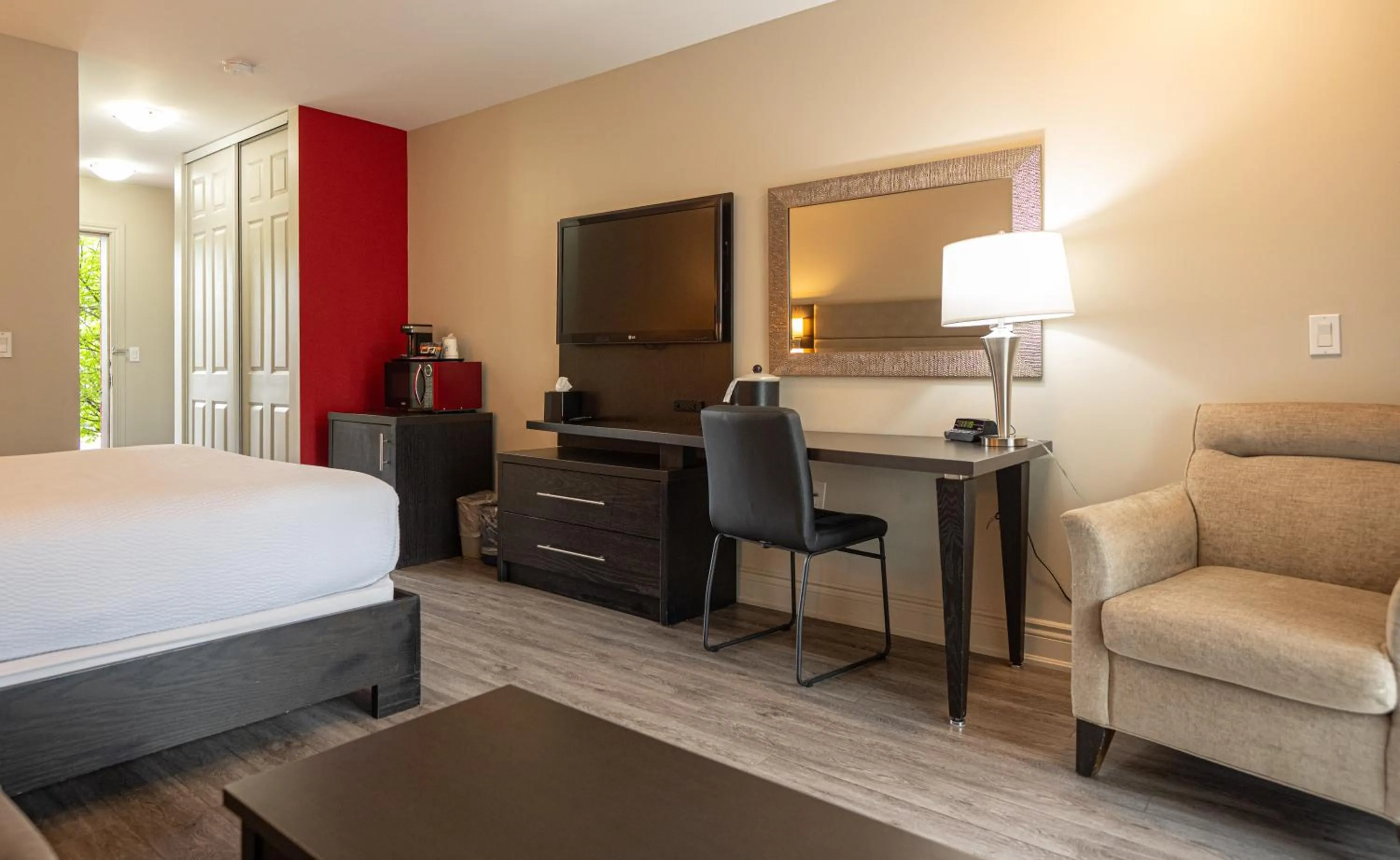 Bedroom, Bed in Ramada by Wyndham Ottawa On The Rideau